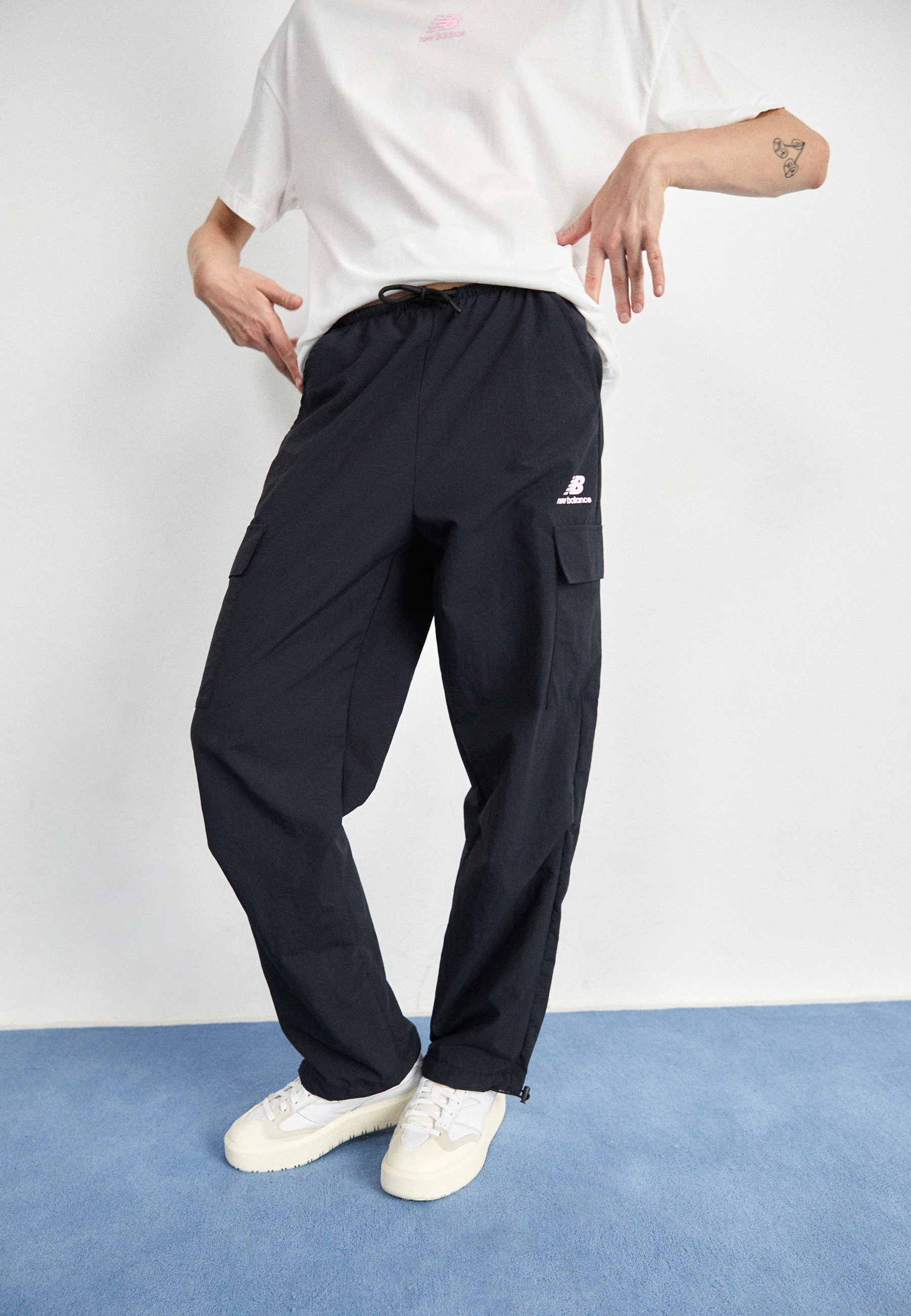 NB PARACHUTE PANT - Cargo trousers - black