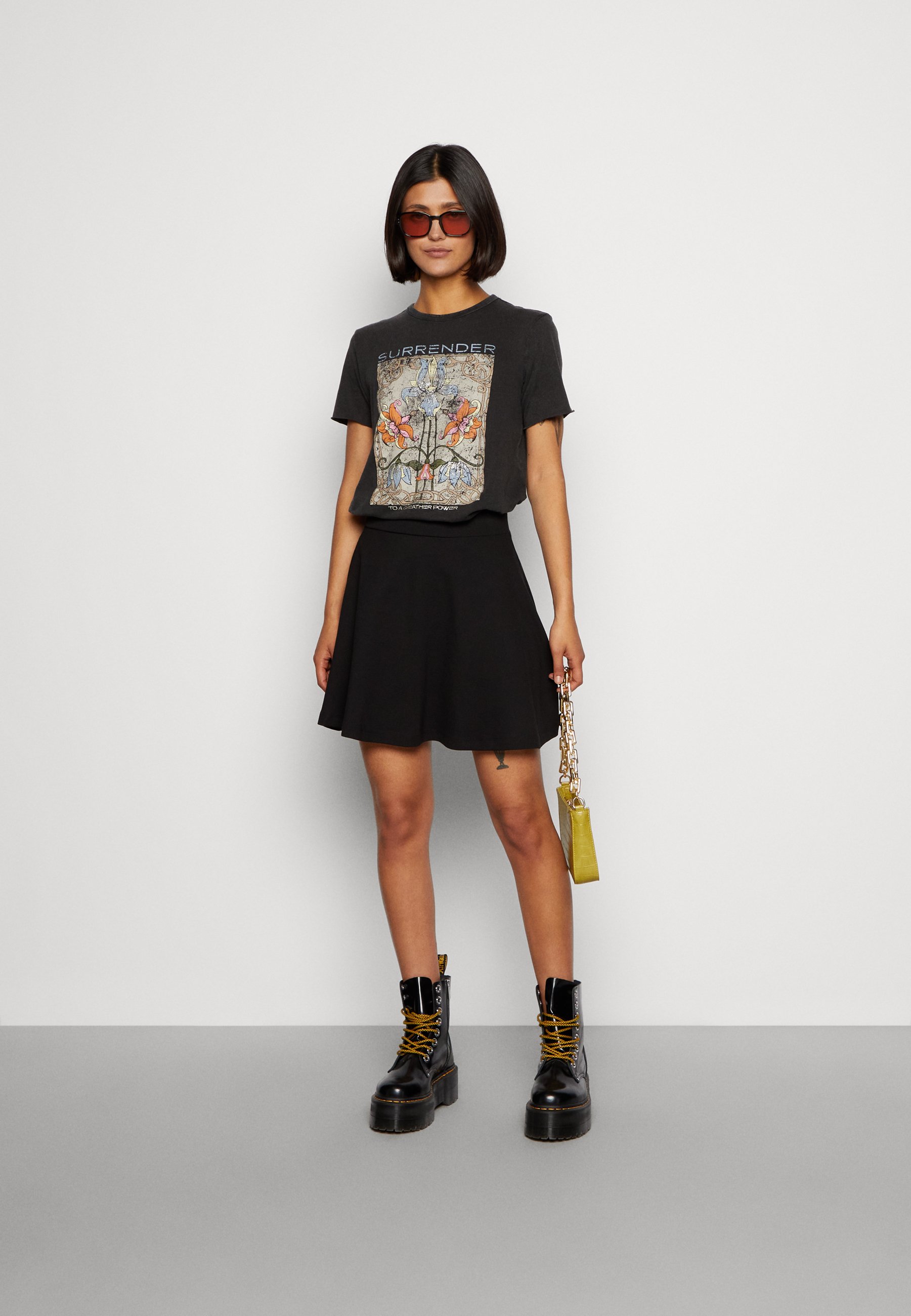 ONLY ONLLUCY REGULAR TOP BOX - Print T-shirt - black/black