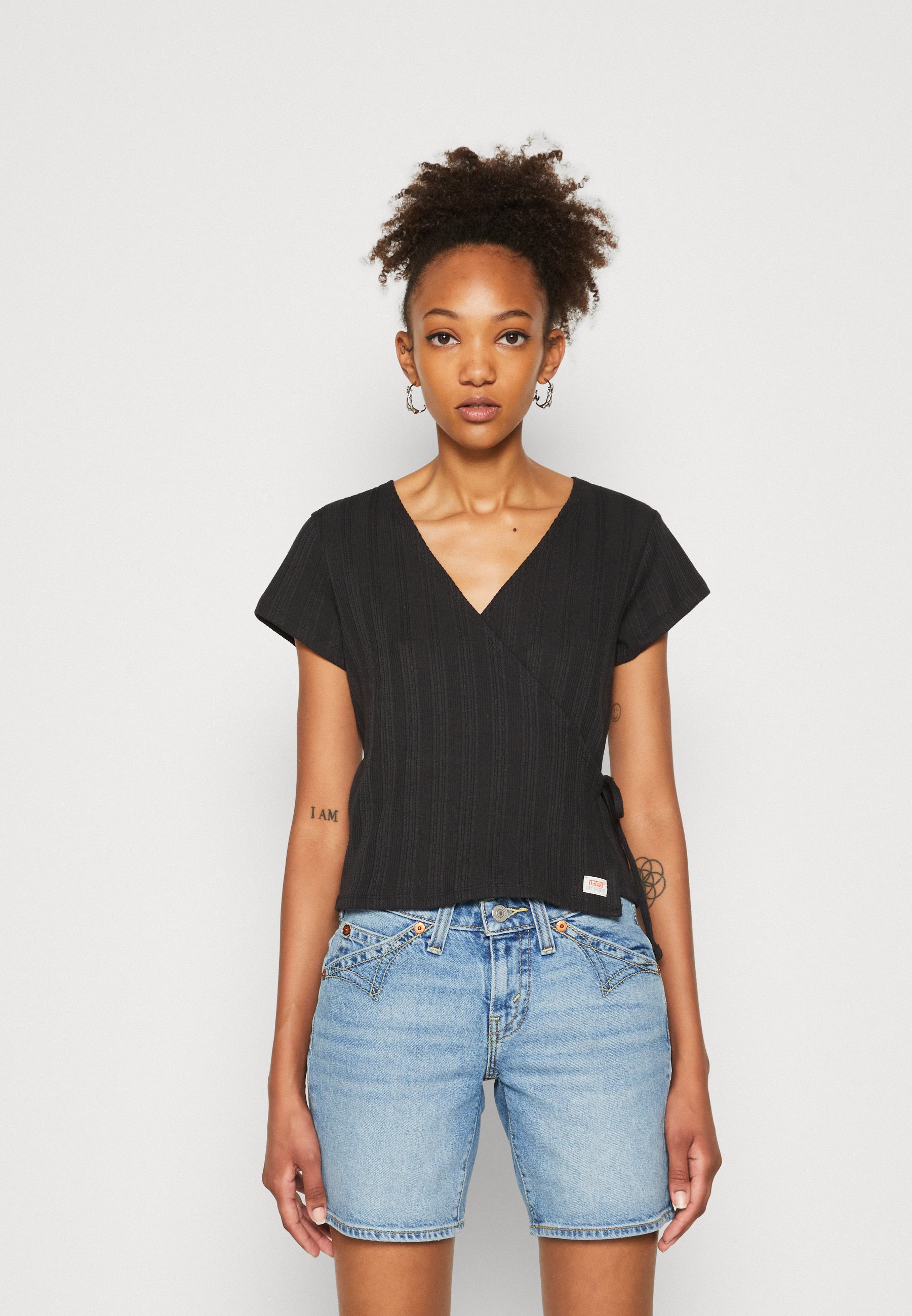 Levi's® DRY GOODS POINTELLE WRAP - Print T-shirt - caviar/black