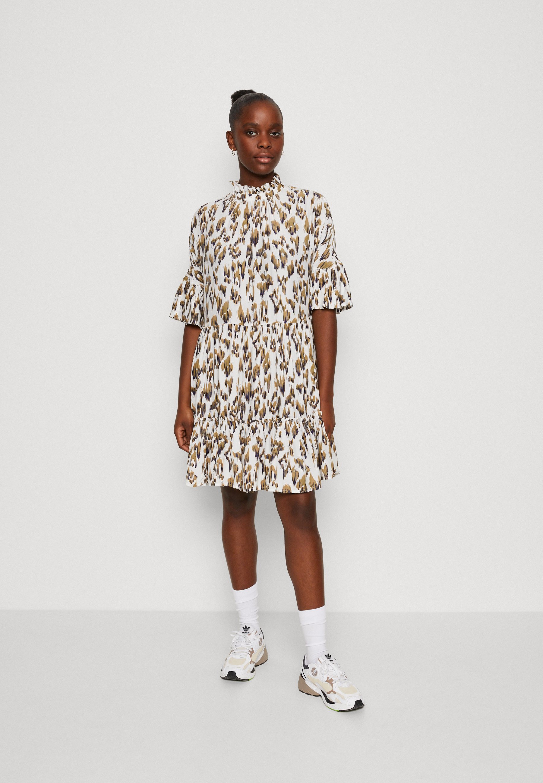Scotch & Soda SHORT DRESS WITH RUFFLE SLEEVE DETAIL - Day dress - army green/multi-coloured