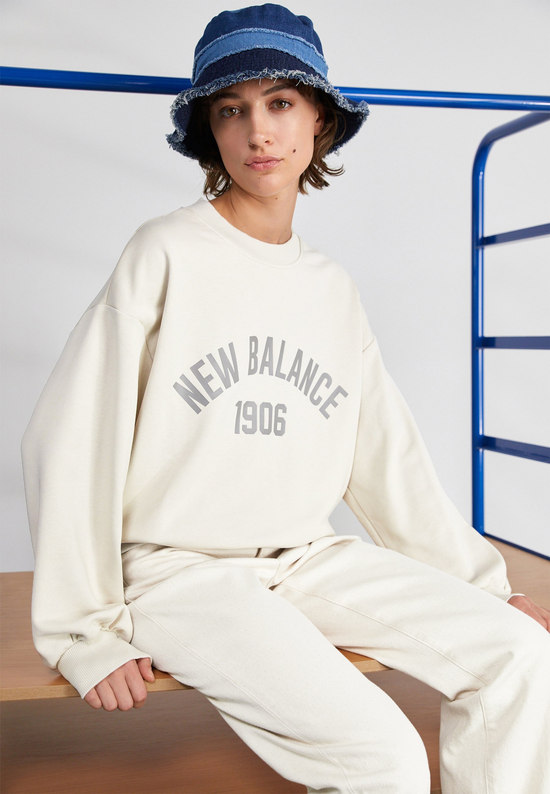 NB ESSENTIALS VARSITY  CREW - Sweatshirt - moonbeam/light grey