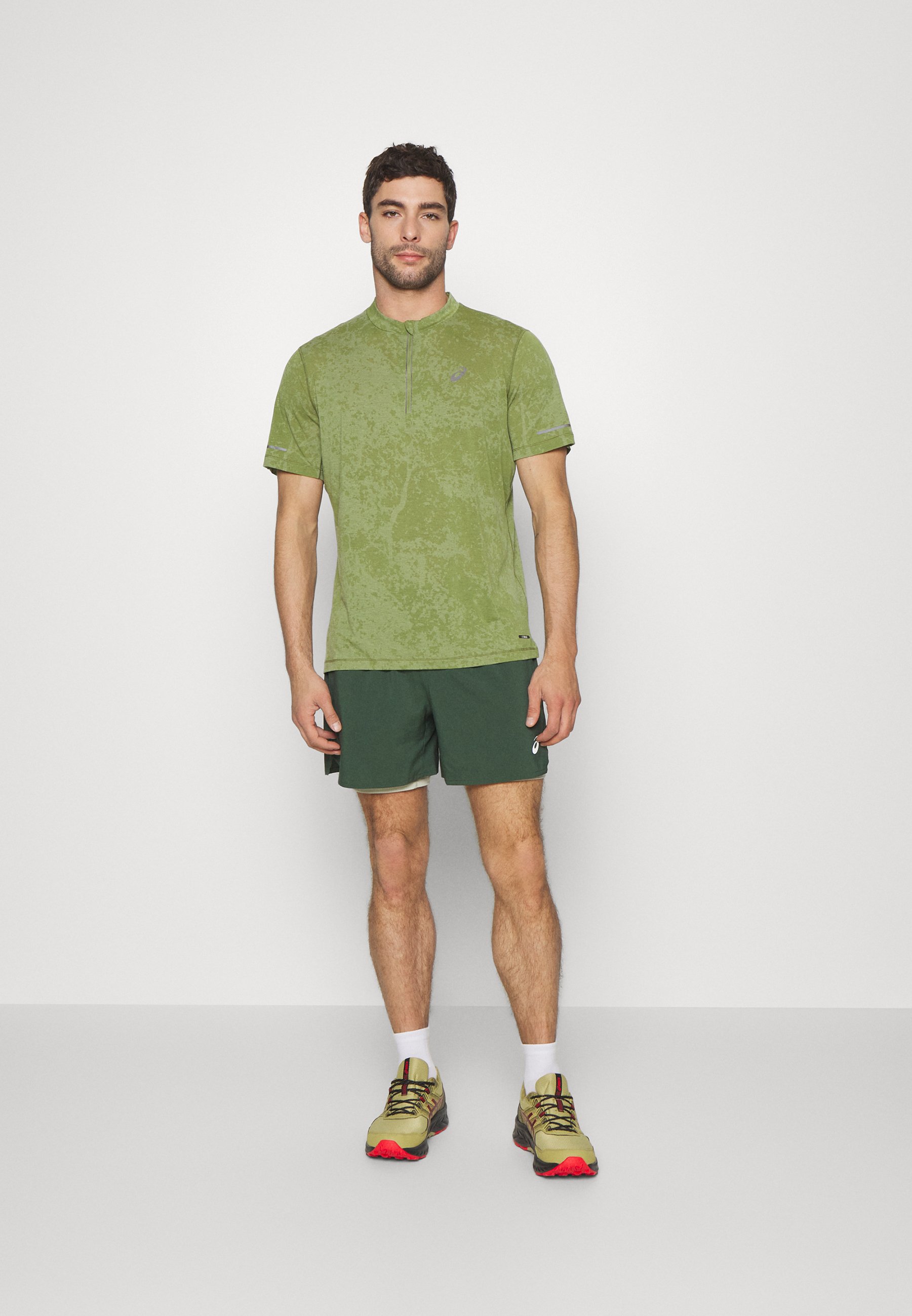 ASICS ROAD - Sports shorts - rain forest/dried leaf green/green