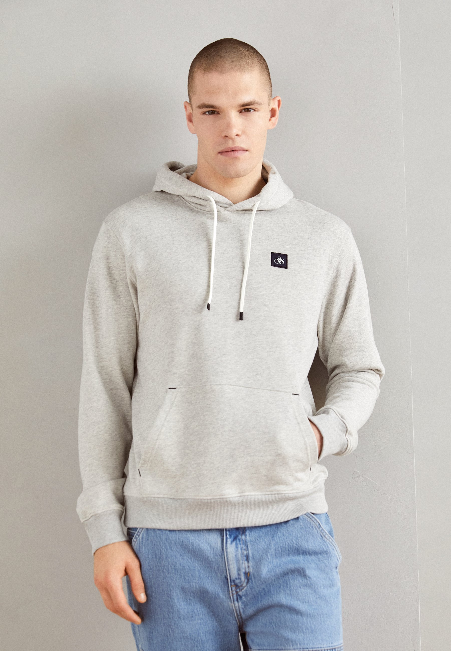Scotch & Soda REGULAR FIT ESSENTIAL BADGE HOODIE - Hoodie - grey melange/mottled grey