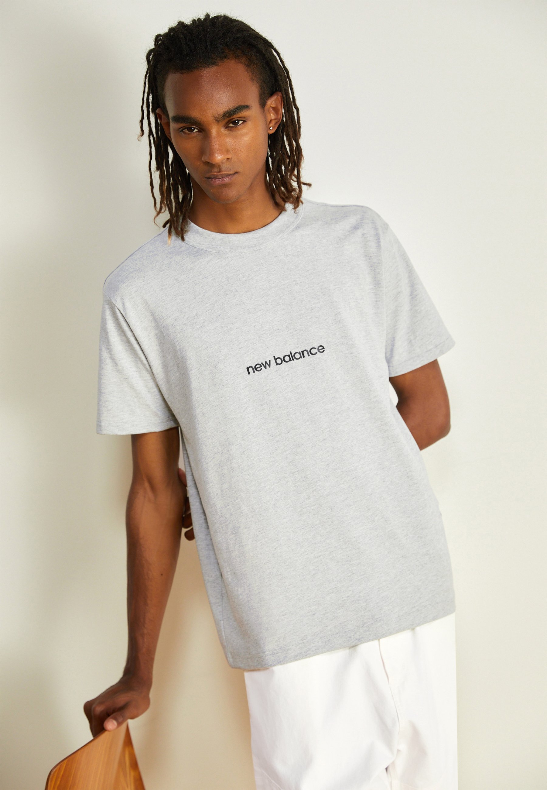 NB ATHLETICS WESLEY SHAN LITERATURE  - Print T-shirt - athletic grey/grey