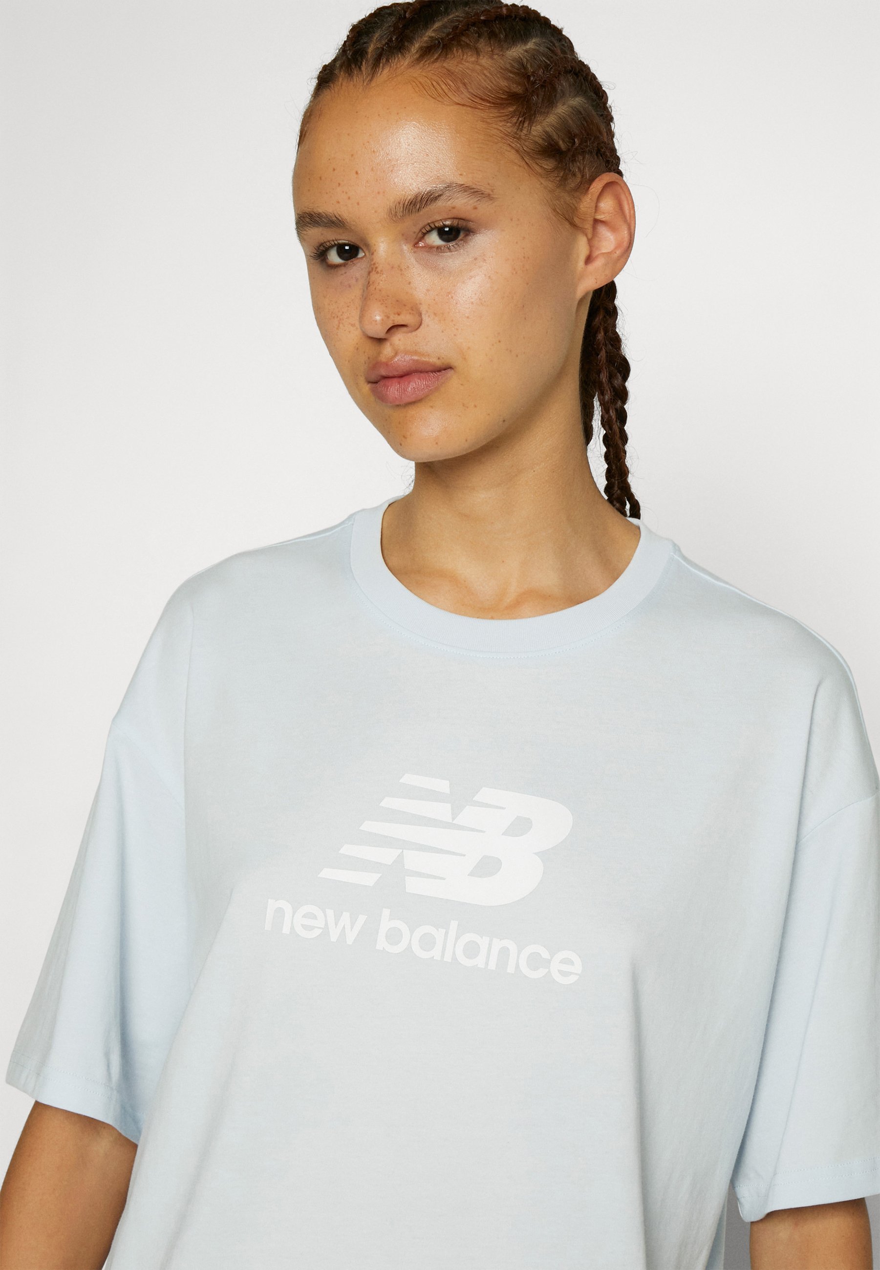 NB ESSENTIALS STACKED LOGO OVERSIZED - Print T-shirt - ice blue/light blue