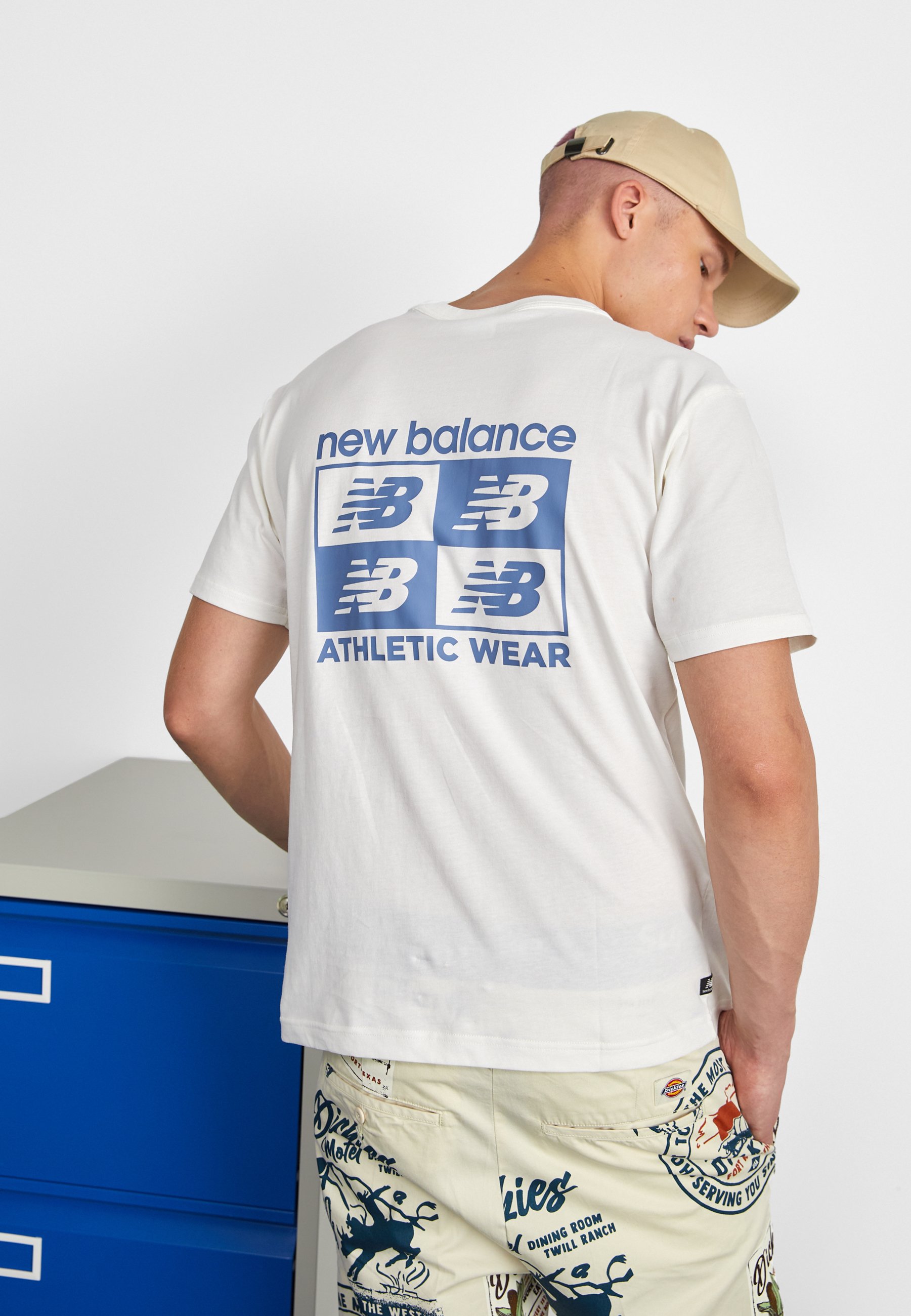 NB ESSENTIALS GRAPHIC - Print T-shirt - sea salt/white