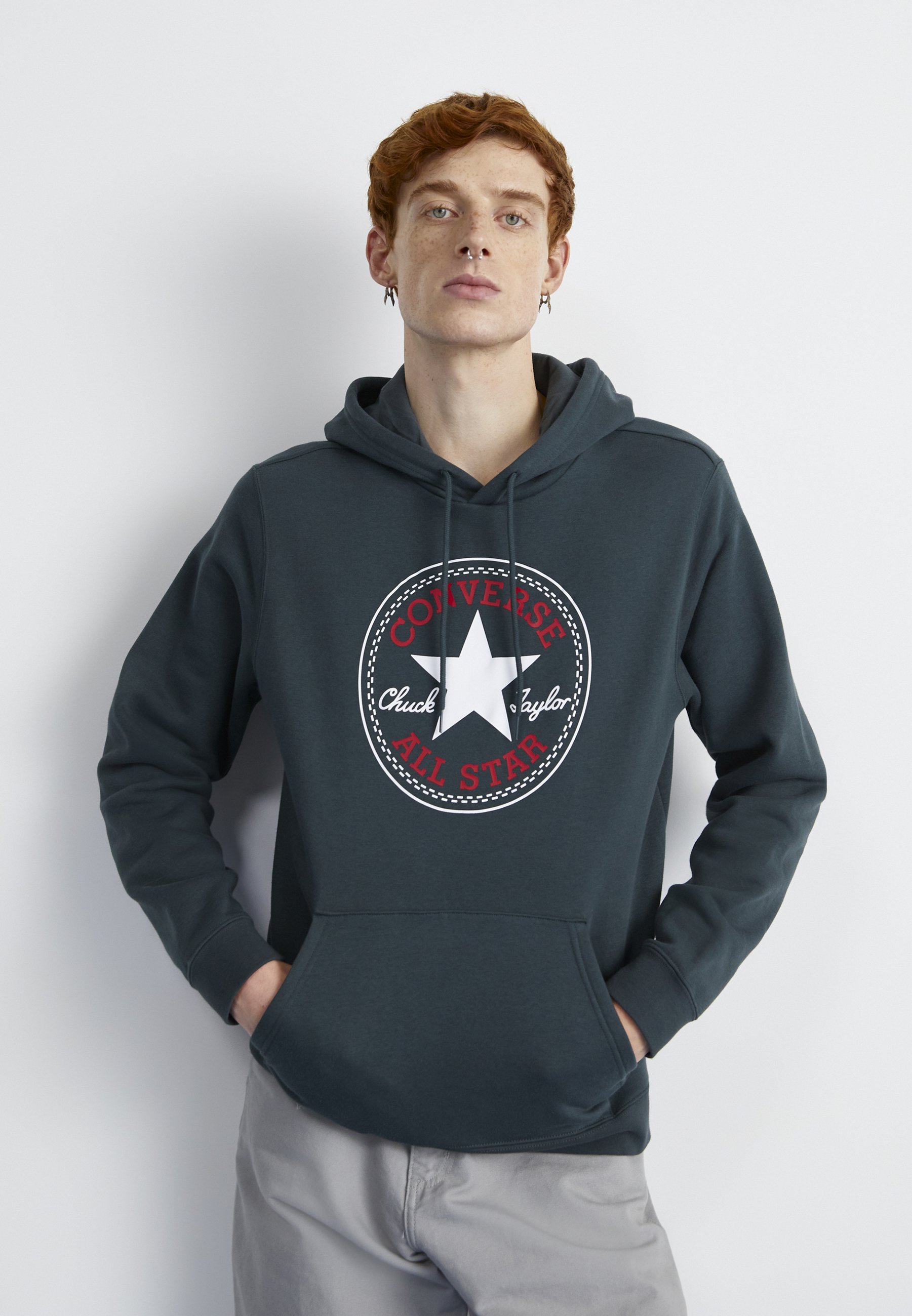 Converse STANDARD FIT CENTER FRONT LARGE CHUCK PATCH CORE HOODIE UNISEX - Sweatshirt - secret pines/dark green