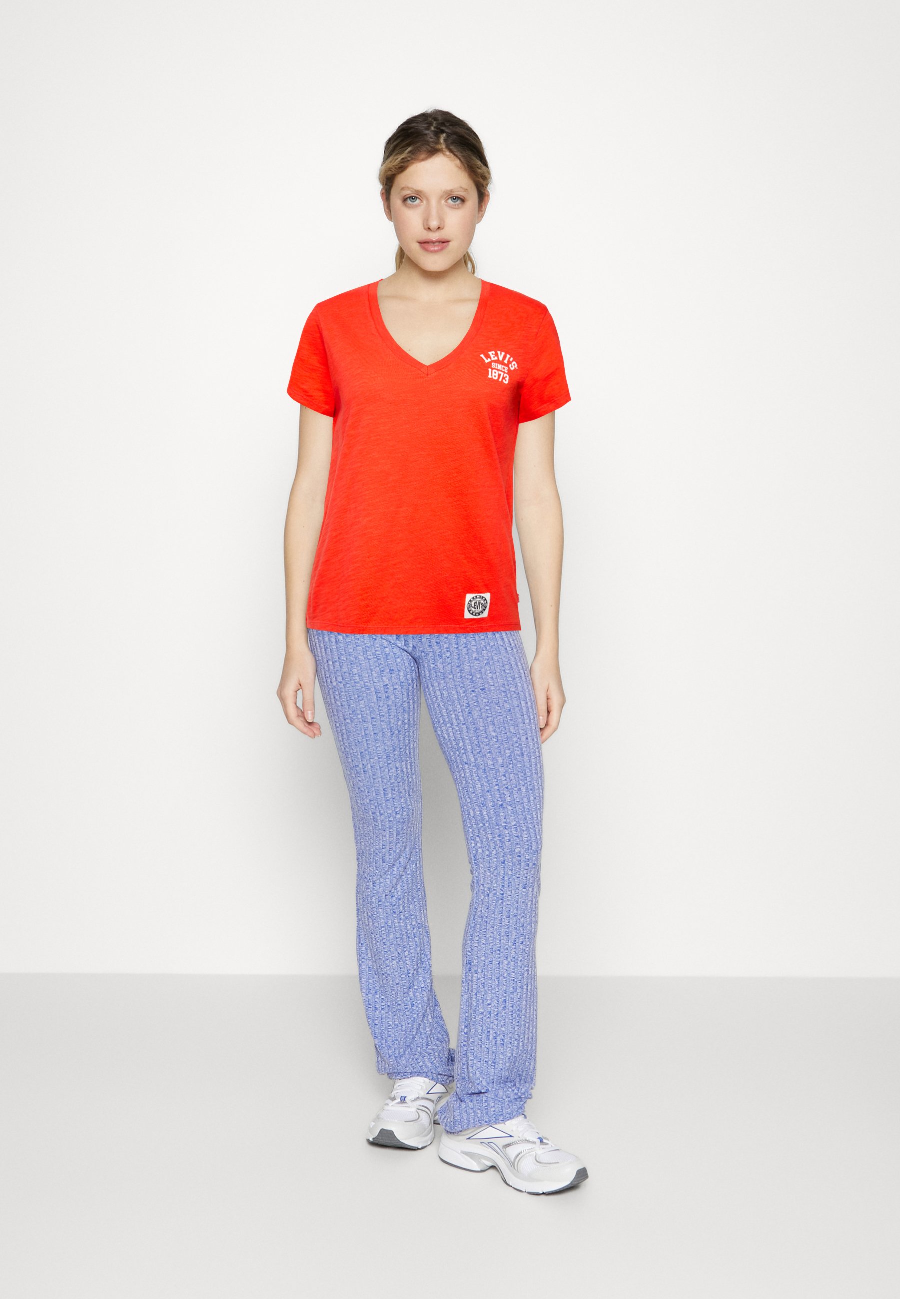 Levi's® GRAPHIC PERFECT VNECK - Basic T-shirt - red