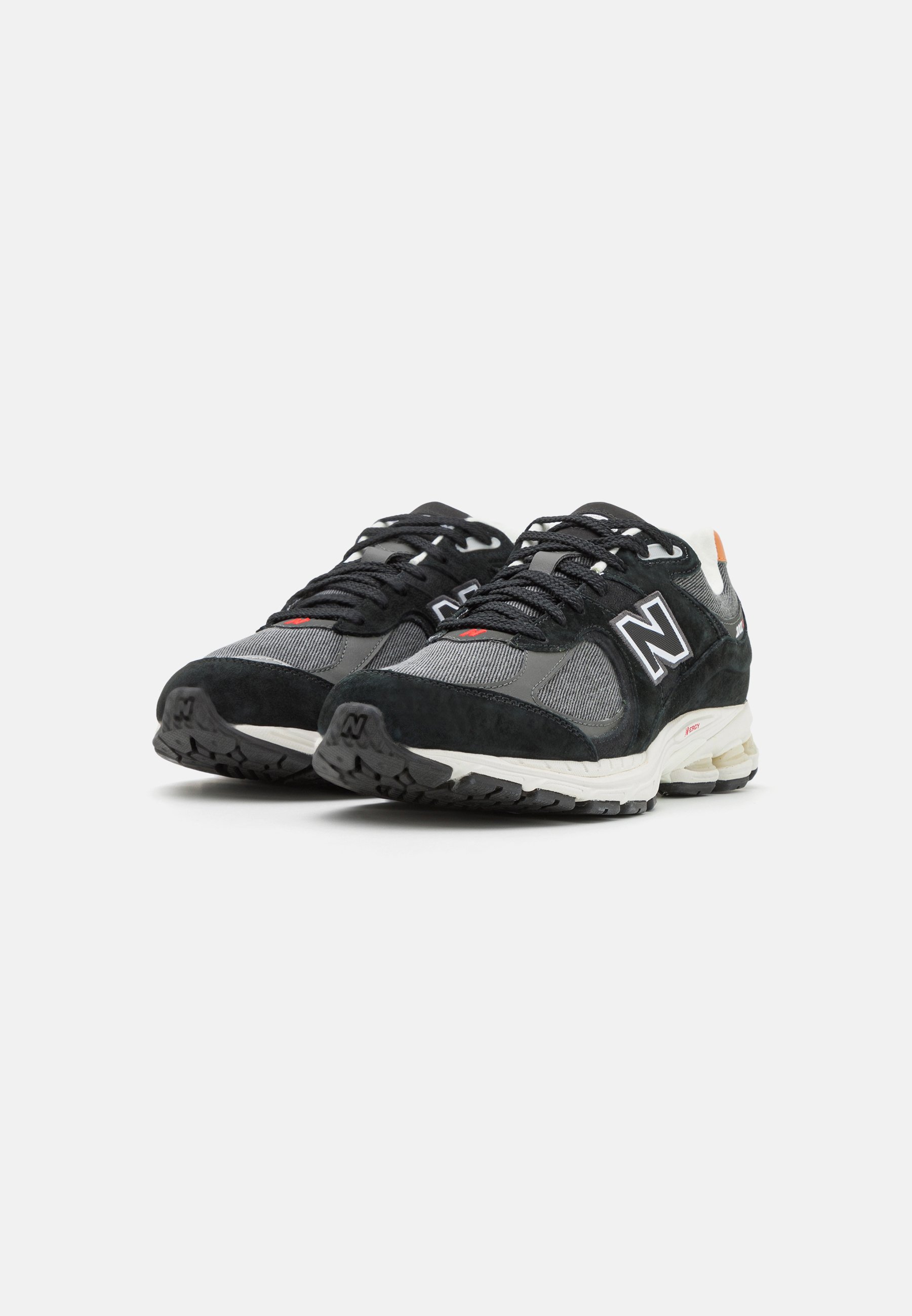 NB 2002 UNISEX - Trainers - black