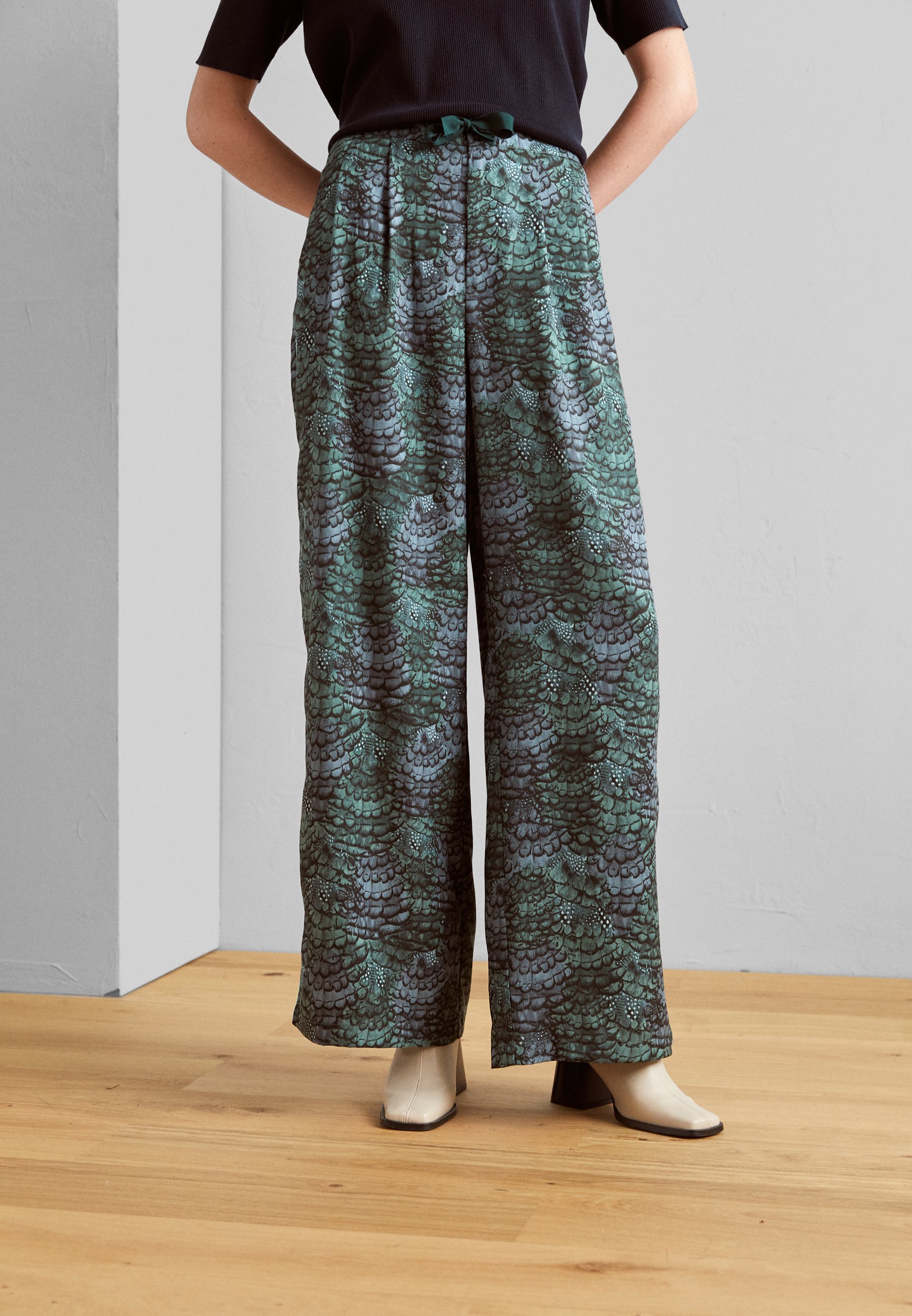 Scotch & Soda ELENI HIGH RISE WIDE LEG PYJAMA PANT - Trousers - feather bottle green/green