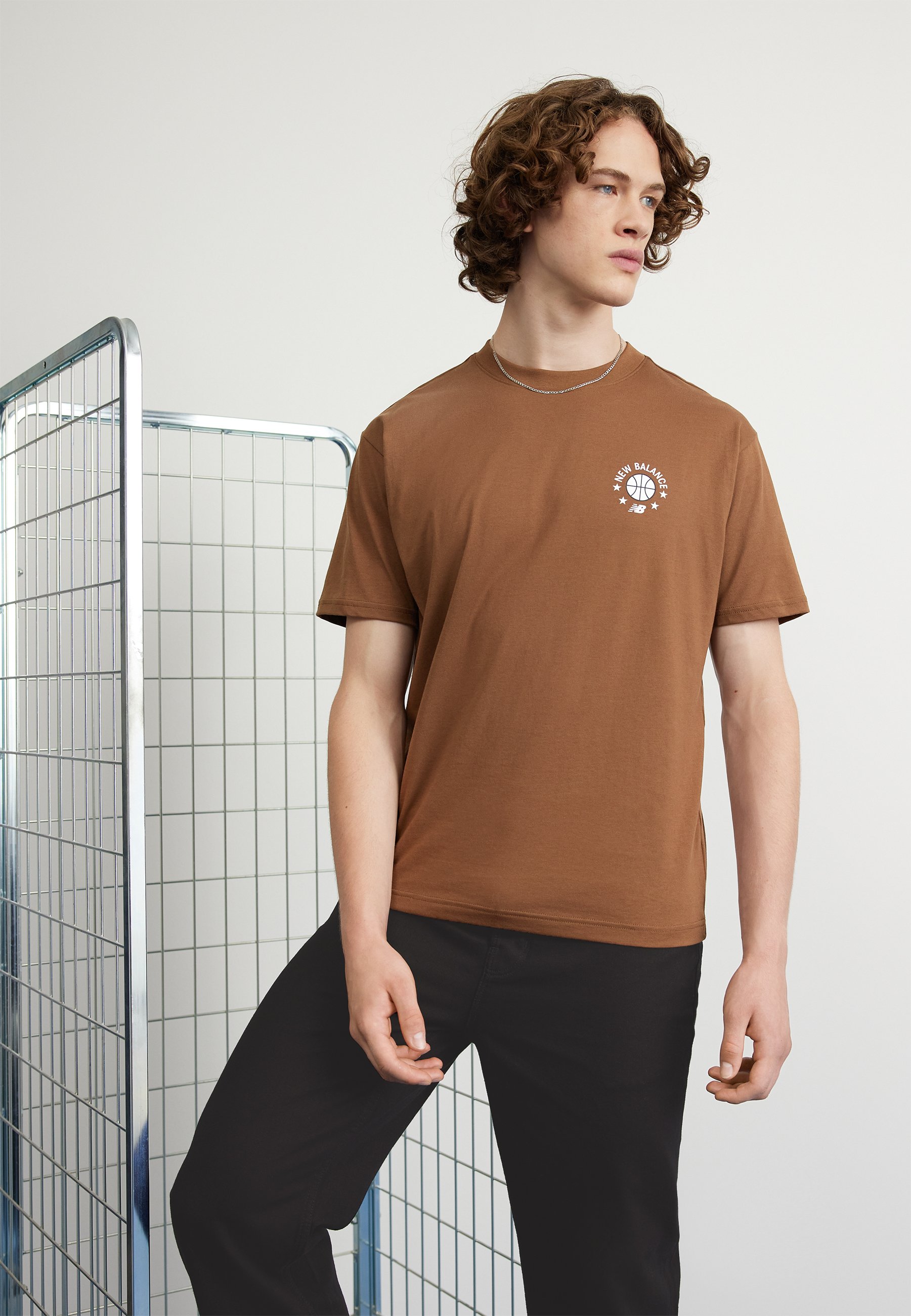 NB HOOPS ESSENTIALS - Print T-shirt - dark earth/brown