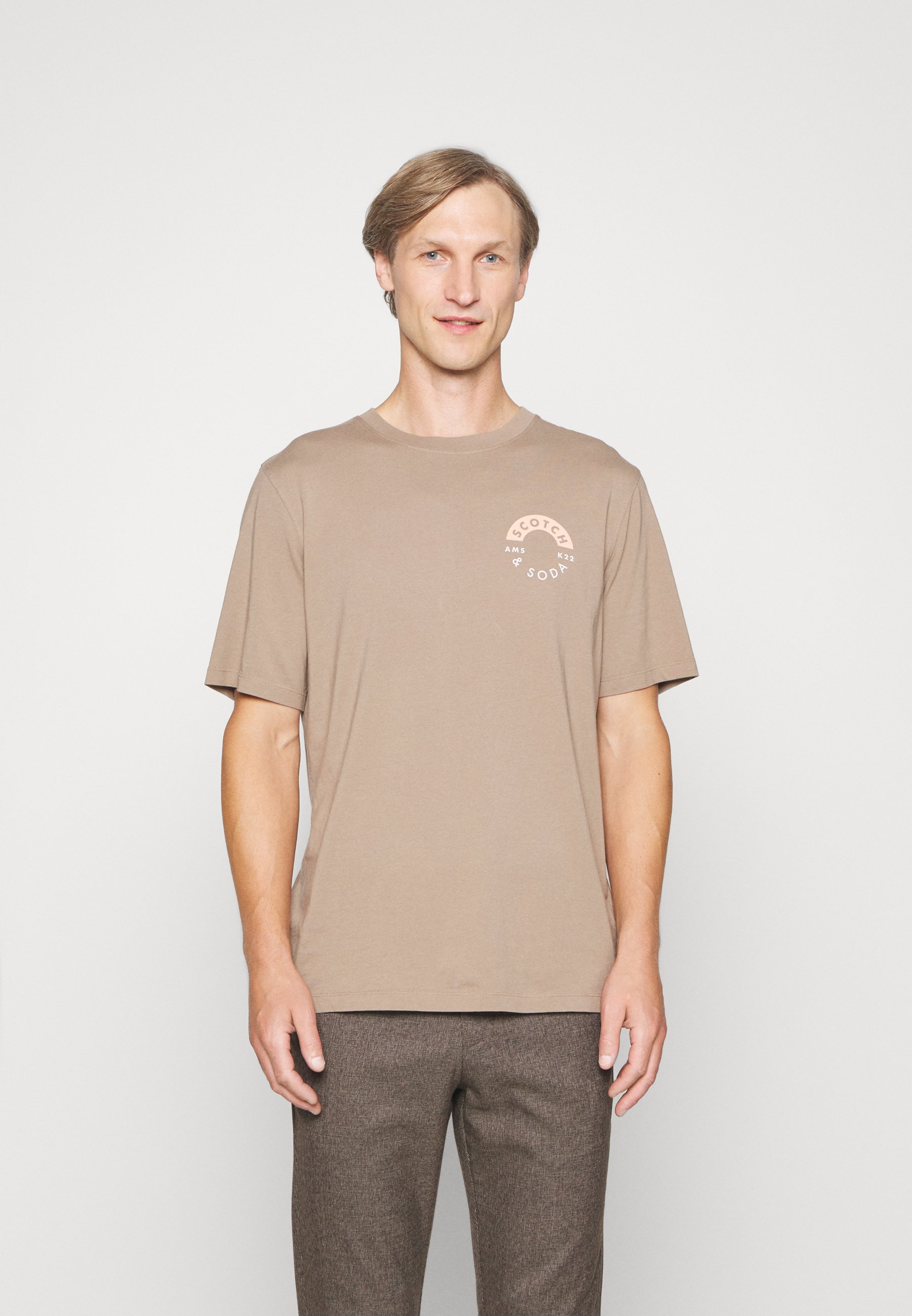 Scotch & Soda LOGO CHEST PRINTED CREWNECK TEE - Print T-shirt - caribou/light brown