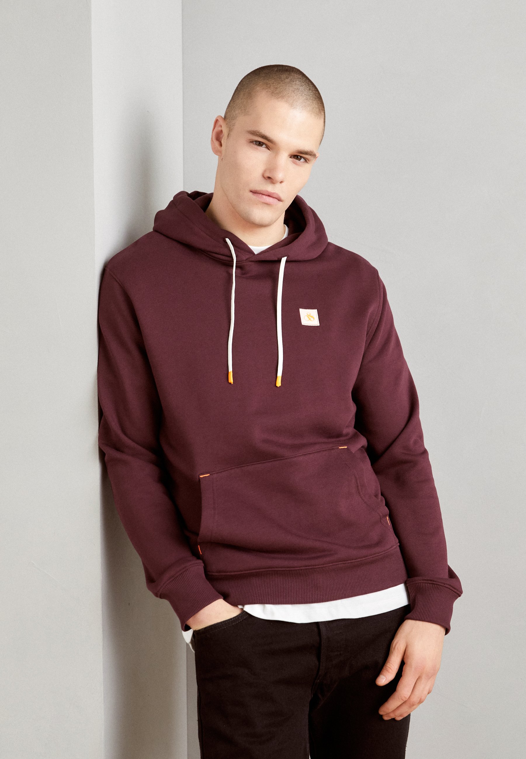 Scotch & Soda REGULAR FIT ESSENTIAL BADGE HOODIE - Hoodie - berry wine/berry