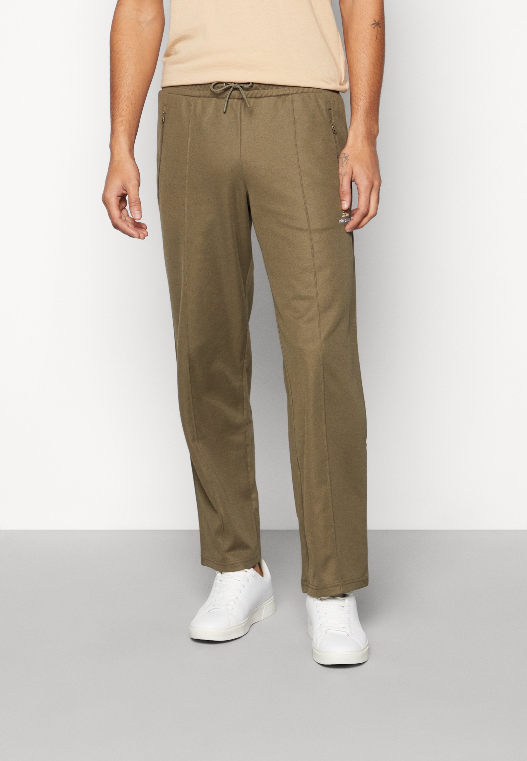 NB UNISSENTIALS TRACK PANT UNISEX - Tracksuit bottoms - dark camo/olive