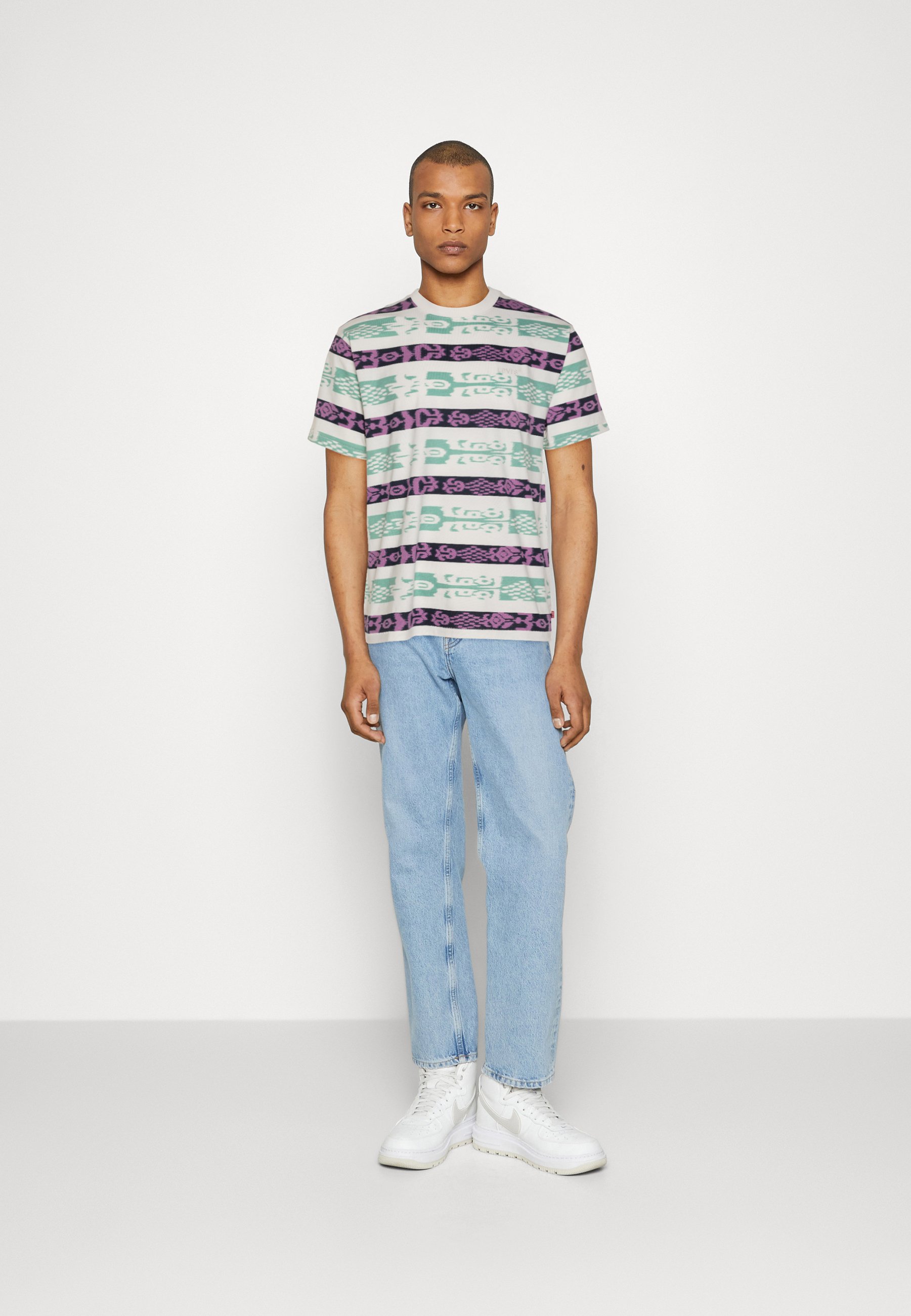 Levi's® TAB VINTAGE - Basic T-shirt - hyper ikat wasabi/white