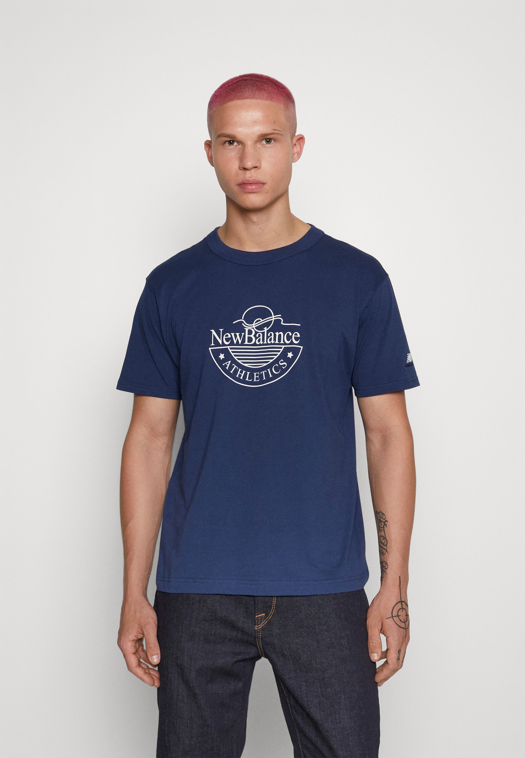NB ATHLETICS ARCHIVE GRAPHIC - Print T-shirt - navy/blue