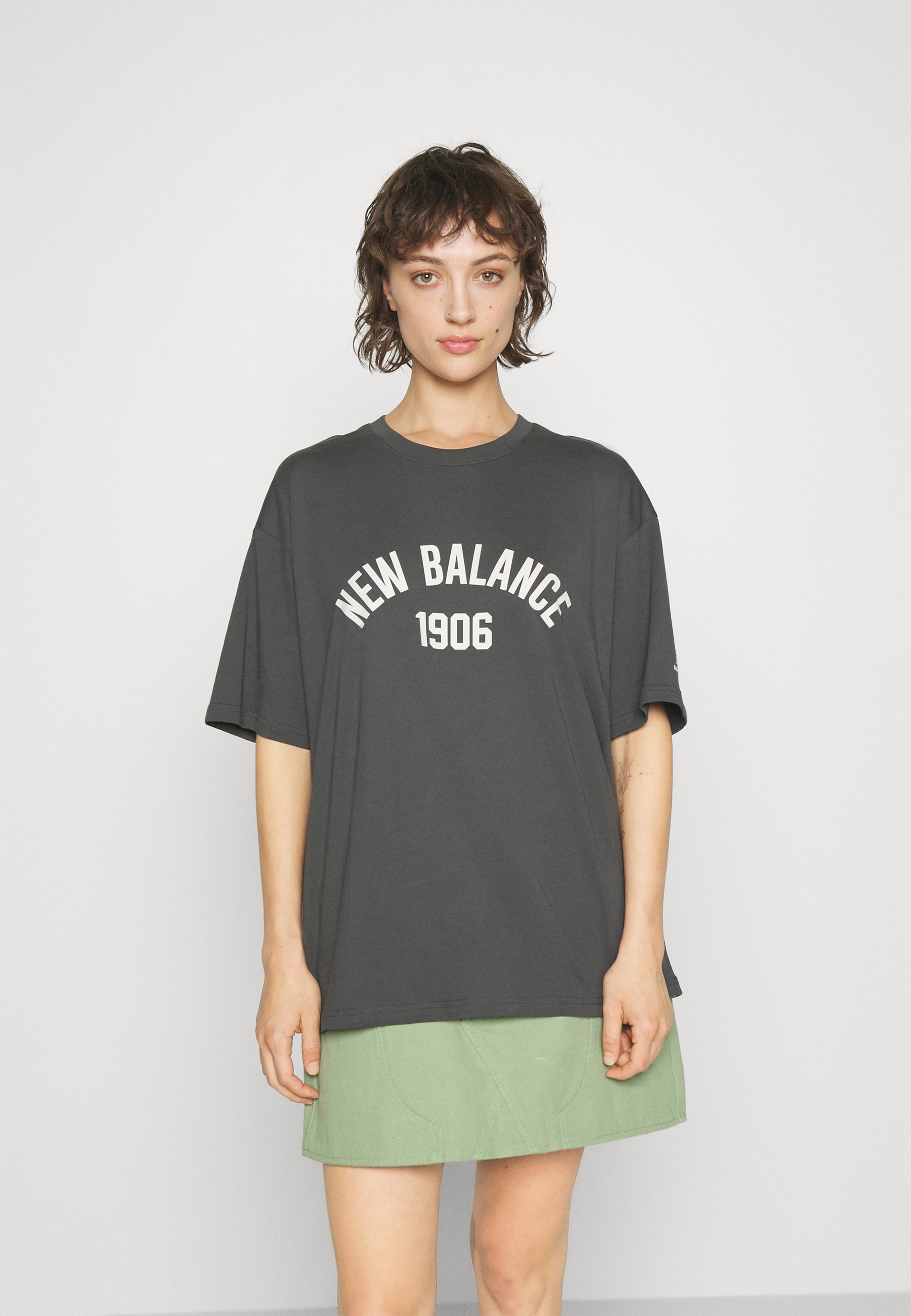 NB ESSENTIALS VARSITY OVERSIZED  - Print T-shirt - black