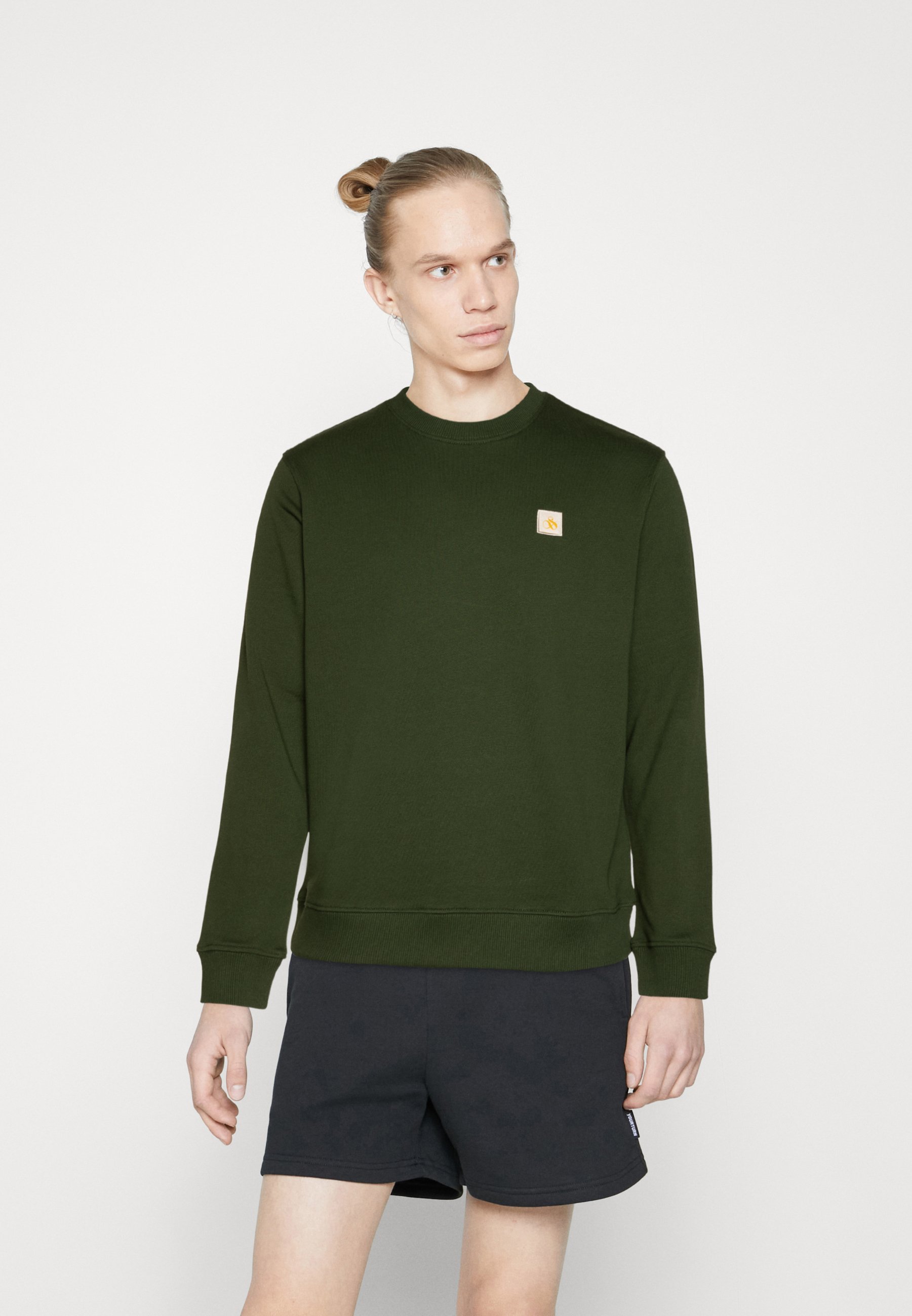 Scotch & Soda ESSENTIALS LOGO BADGE CREW NECK - Sweatshirt - field green/dark green