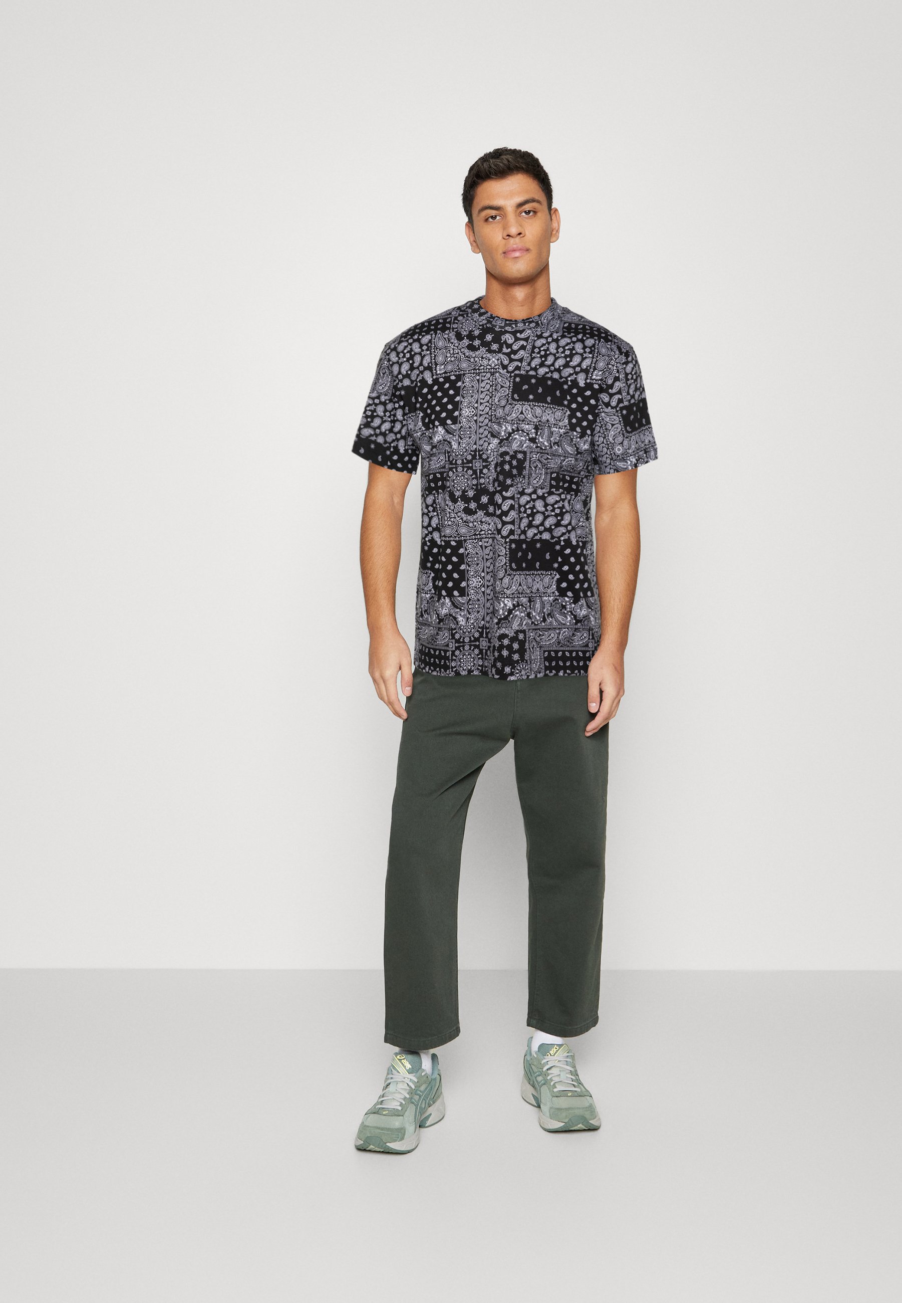 Jack &Jones JORTYPE TEE CREW NECK - Print T-shirt - tap shoe/black