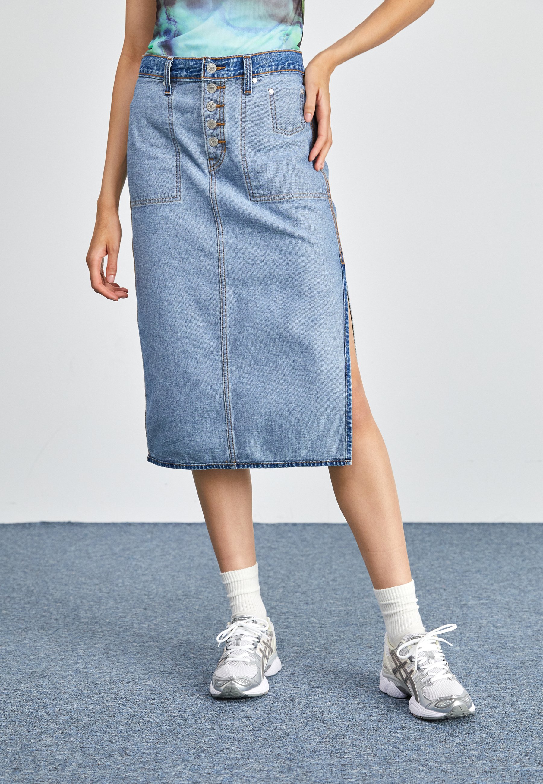 Levi's® REVERS SIDE SLIT - Denim skirt - soft as butter mid/light-blue denim