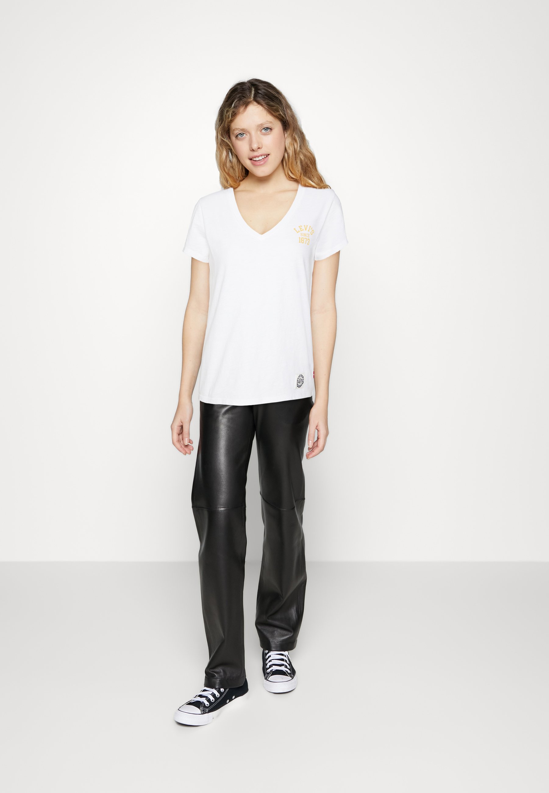 Levi's® GRAPHIC PERFECT VNECK - Basic T-shirt - white