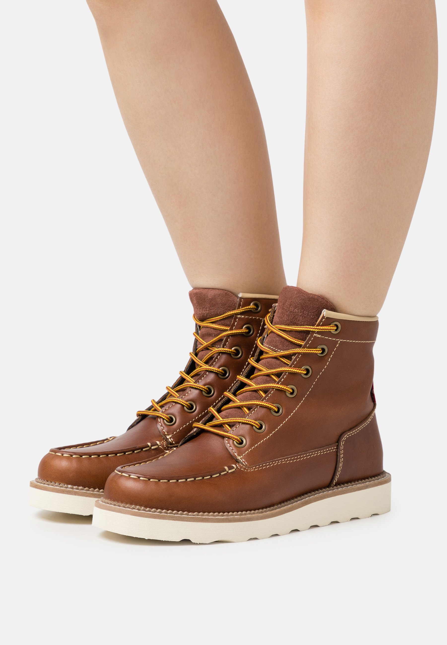 Levi's® DARROW CHUKKA - Lace-up ankle boots - dark brown/brown