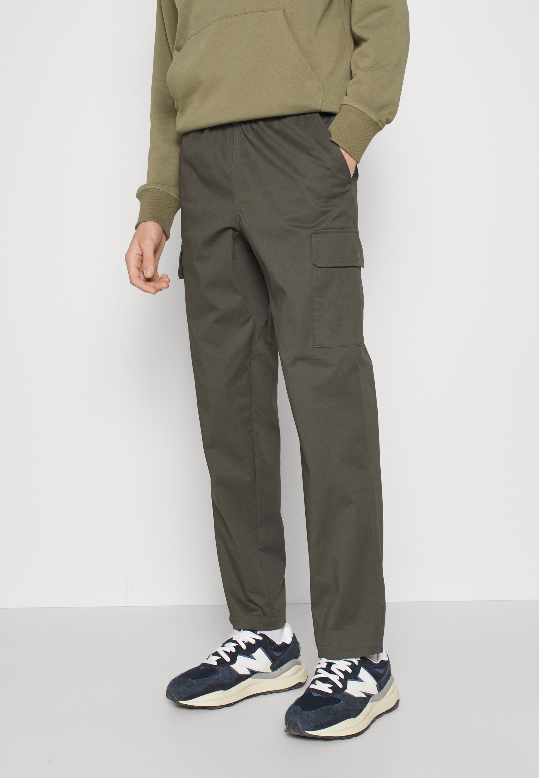 NB NB ATHLETICS - Cargo trousers - grey/dark green