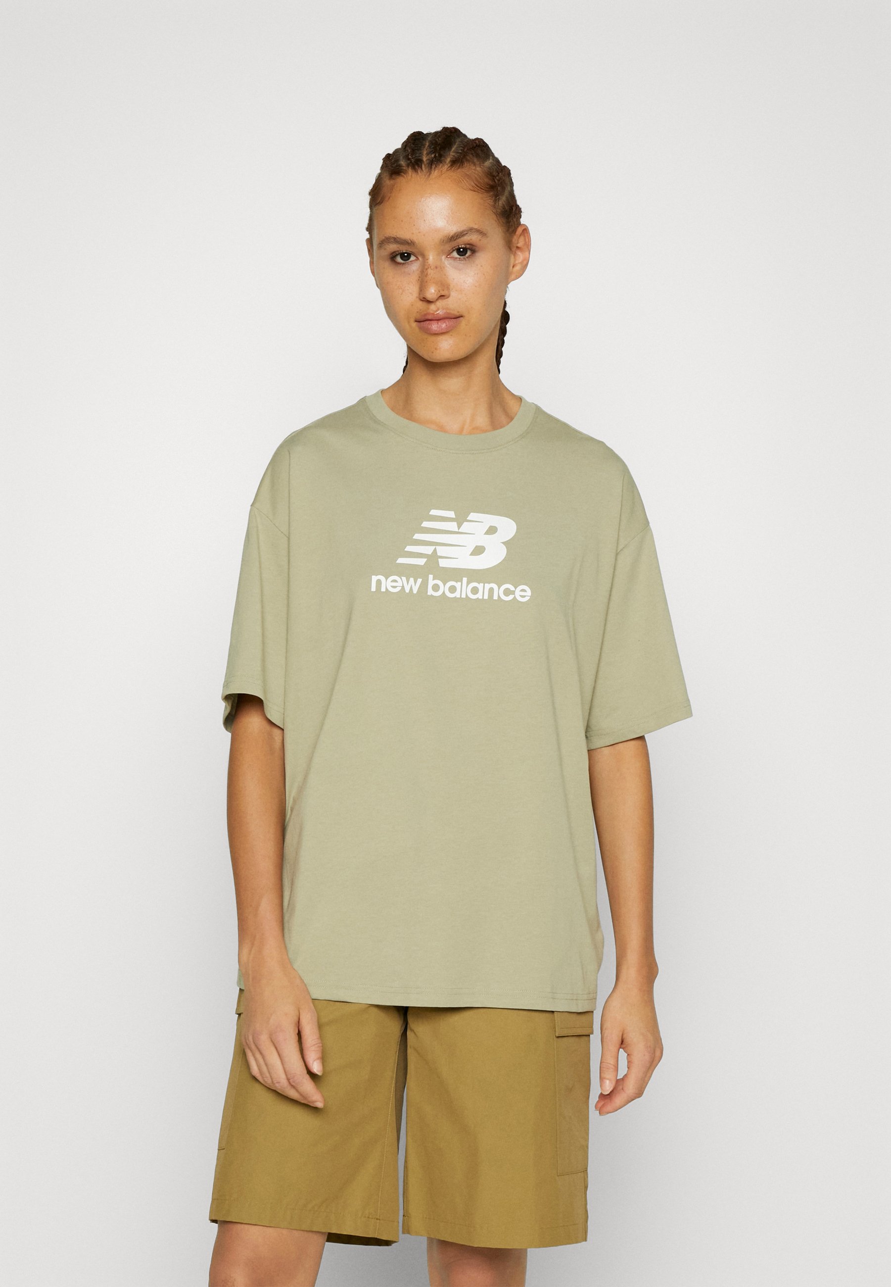 NB ESSENTIALS STACKED LOGO OVERSIZED - Print T-shirt - fatigue green/olive
