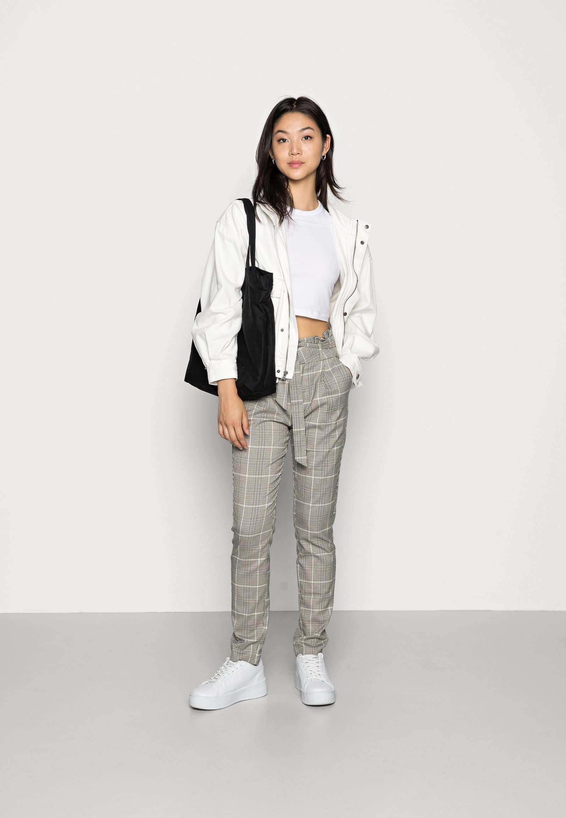 Vero Moda VMEVA LOOSE PAPERBAG PANT - Chinos - ivy green/black/ white/green