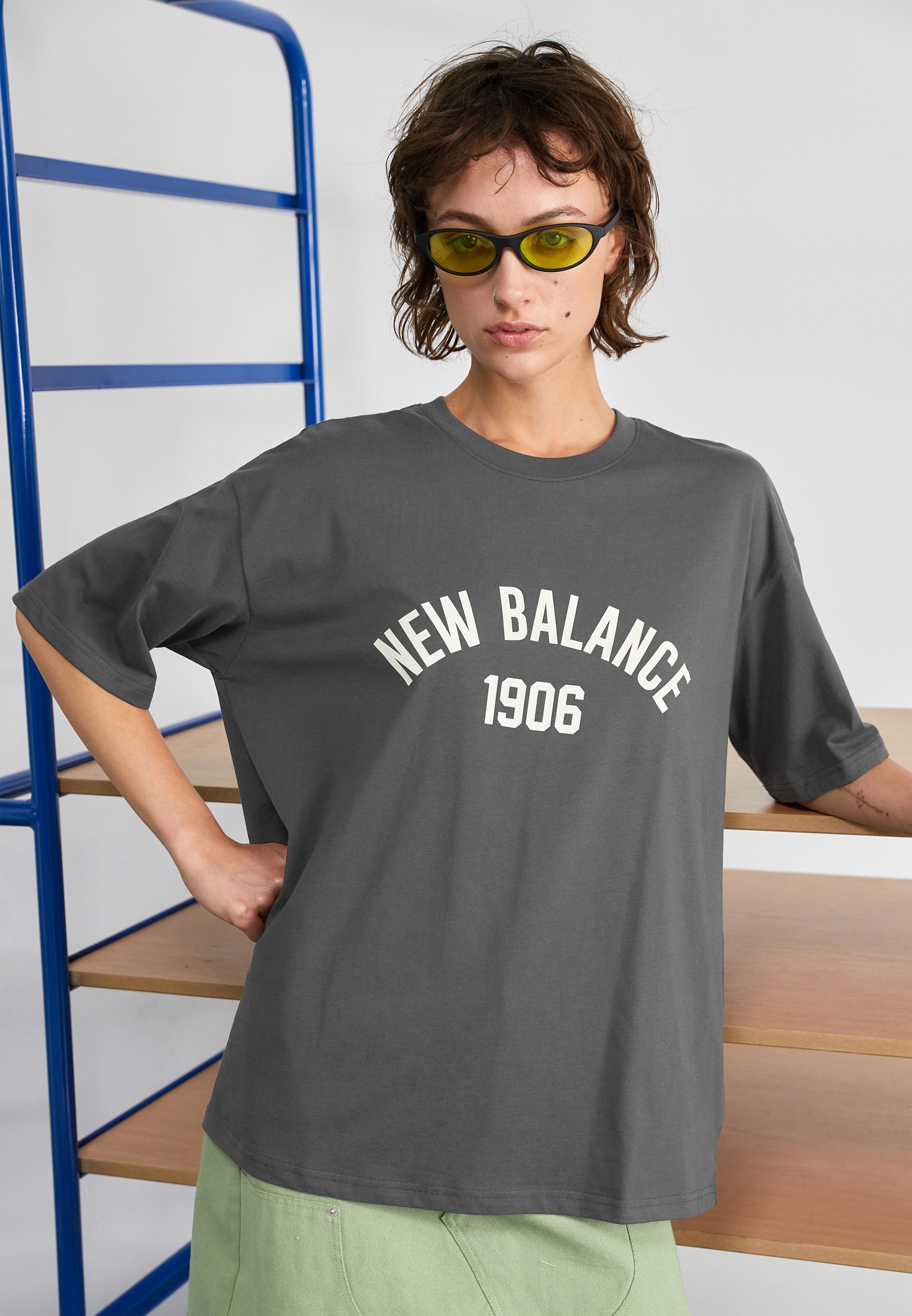 NB ESSENTIALS VARSITY OVERSIZED  - Print T-shirt - black