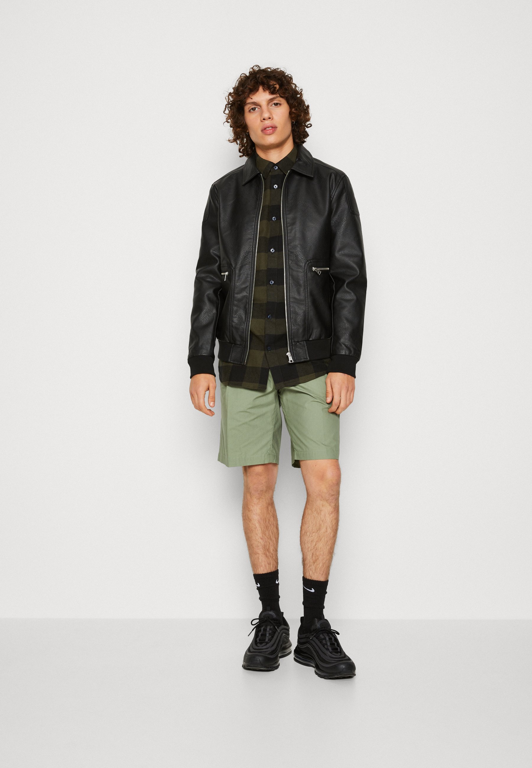 Scotch & Soda RELAXED PLEATED BERMUDA - Shorts - army/khaki