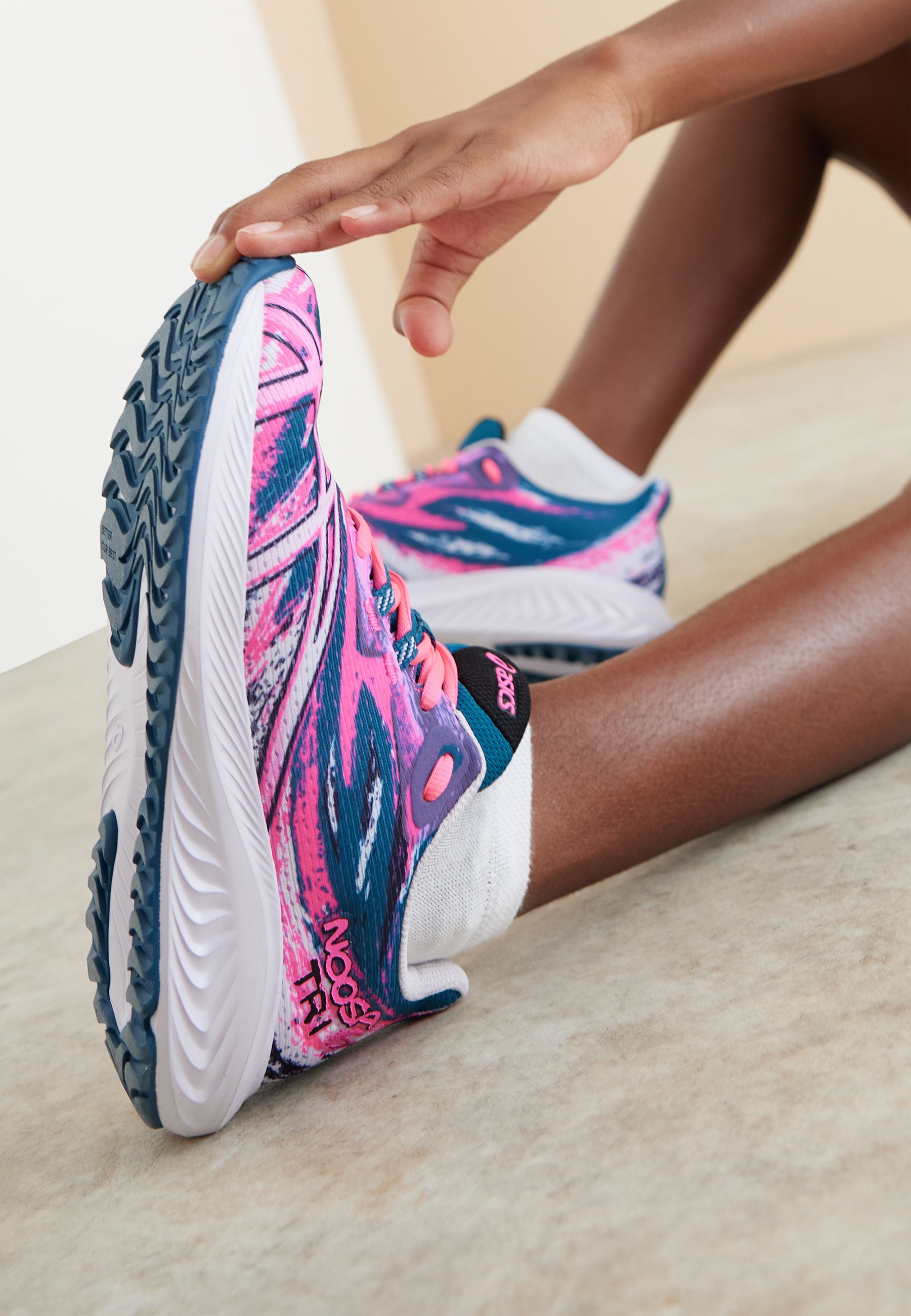 ASICS GEL-NOOSA TRI 15 UNISEX - Neutral running shoes - hot pink/lilac hint/pink