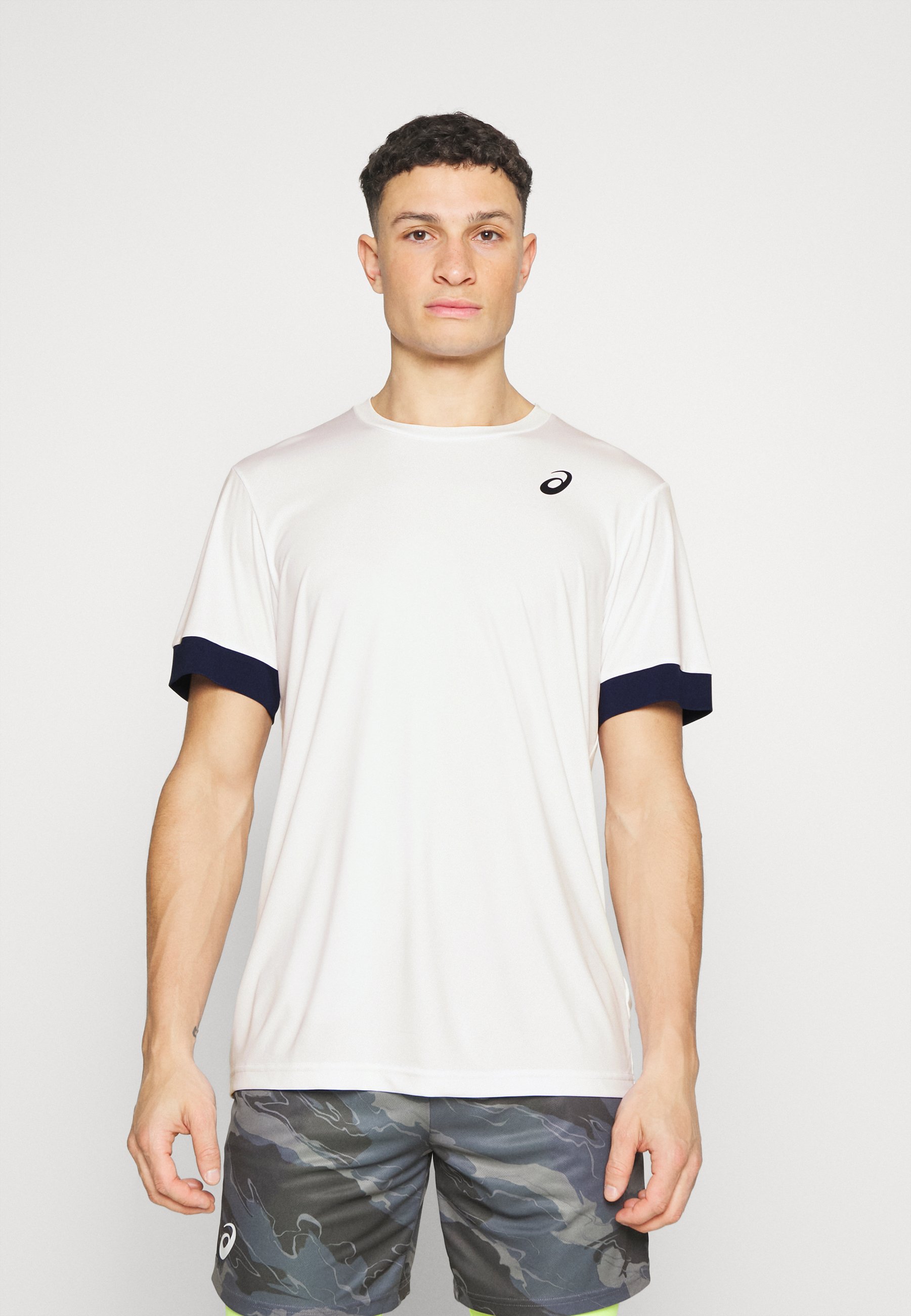 ASICS COURT M SS - Print T-shirt - brilliant white/midnight/white