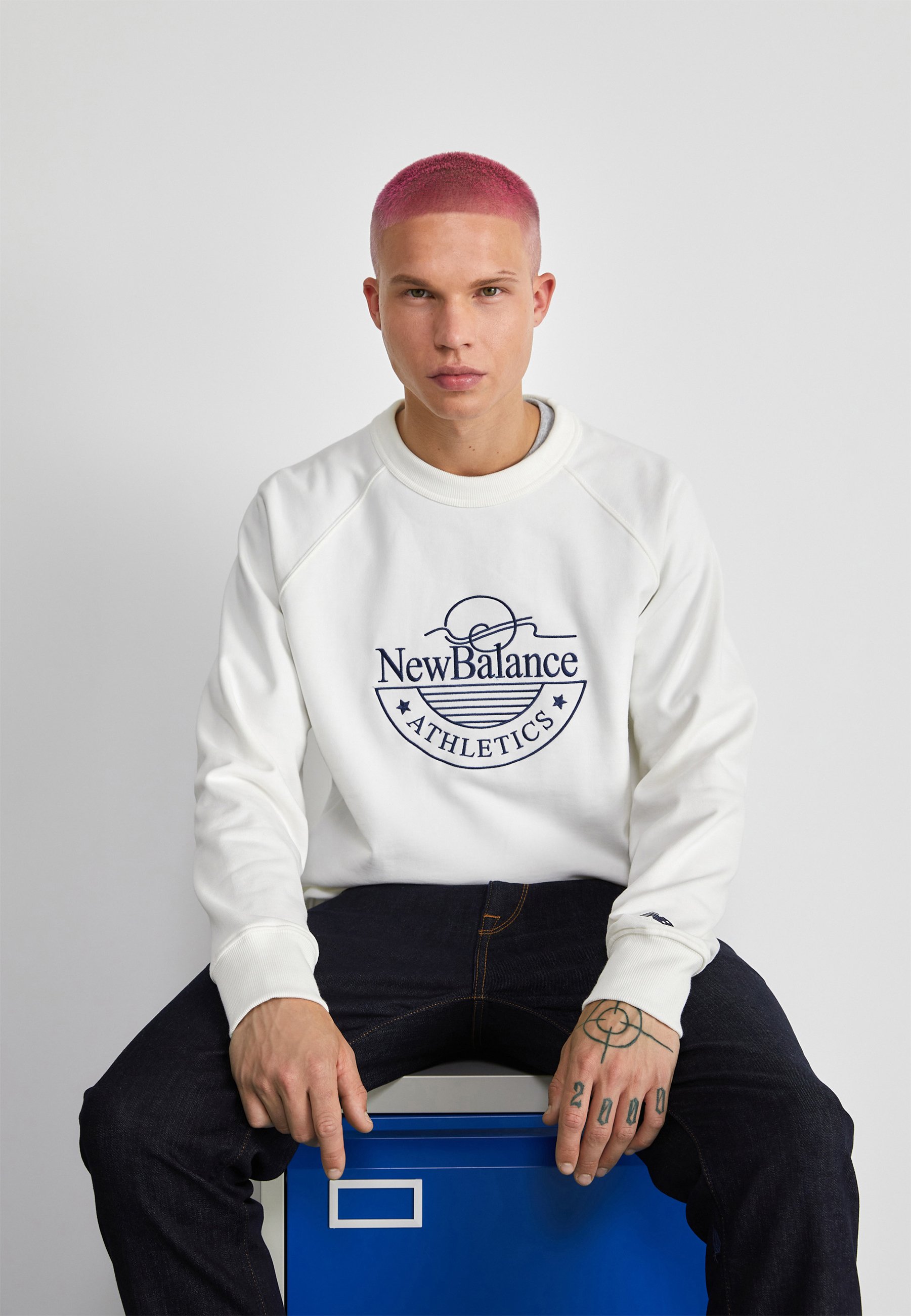 NB ATHLETICS GRAPHIC CREW - Sweatshirt - sea salt/off-white