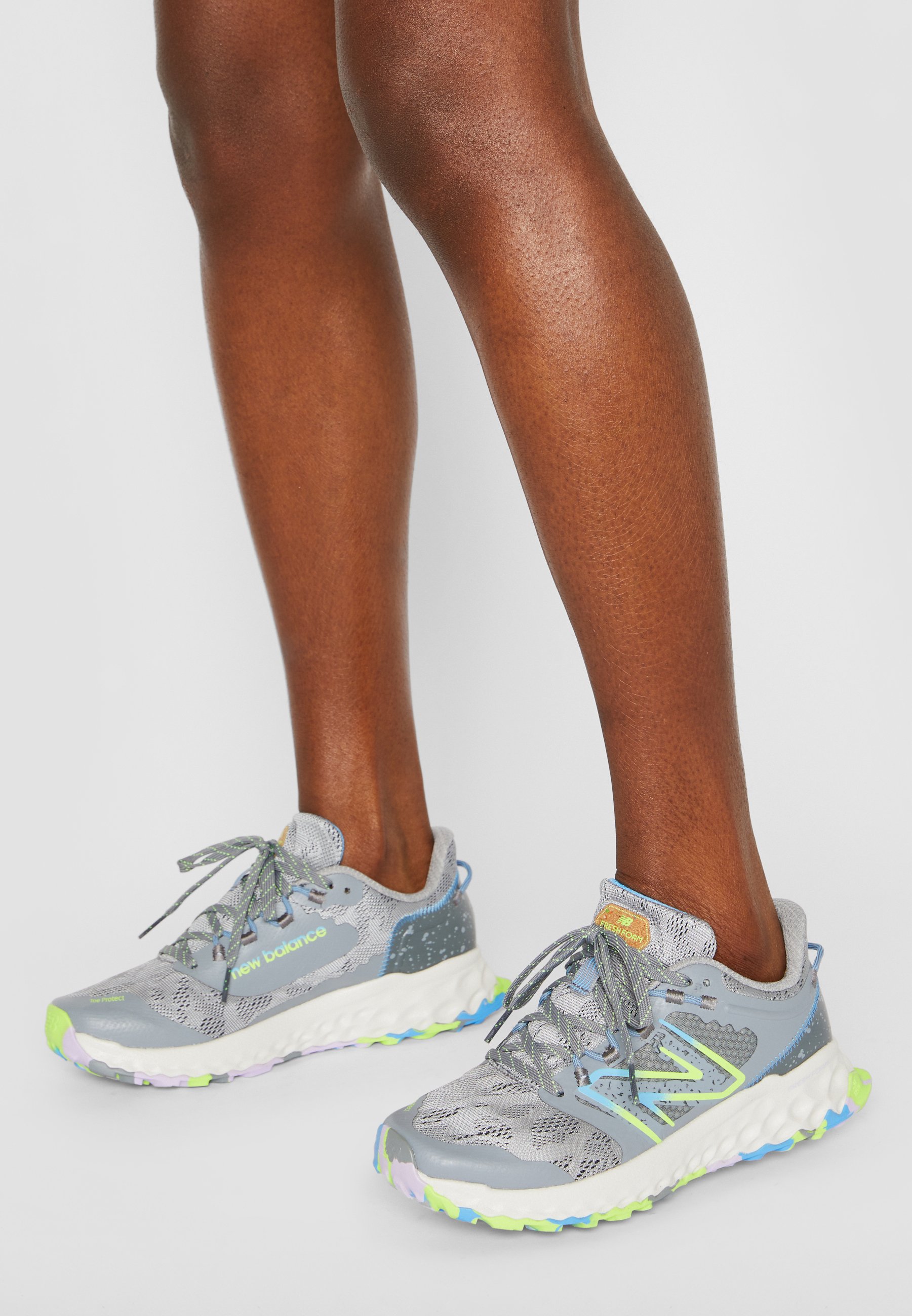 NB FRESH FOAM GAROE  - Trail running shoes - silver/silver-coloured