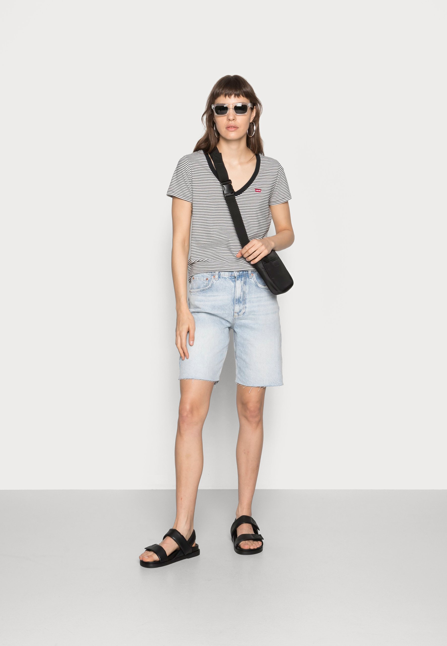 Levi's® PERFECT VNECK - Print T-shirt - cloud dancer/mottled dark grey