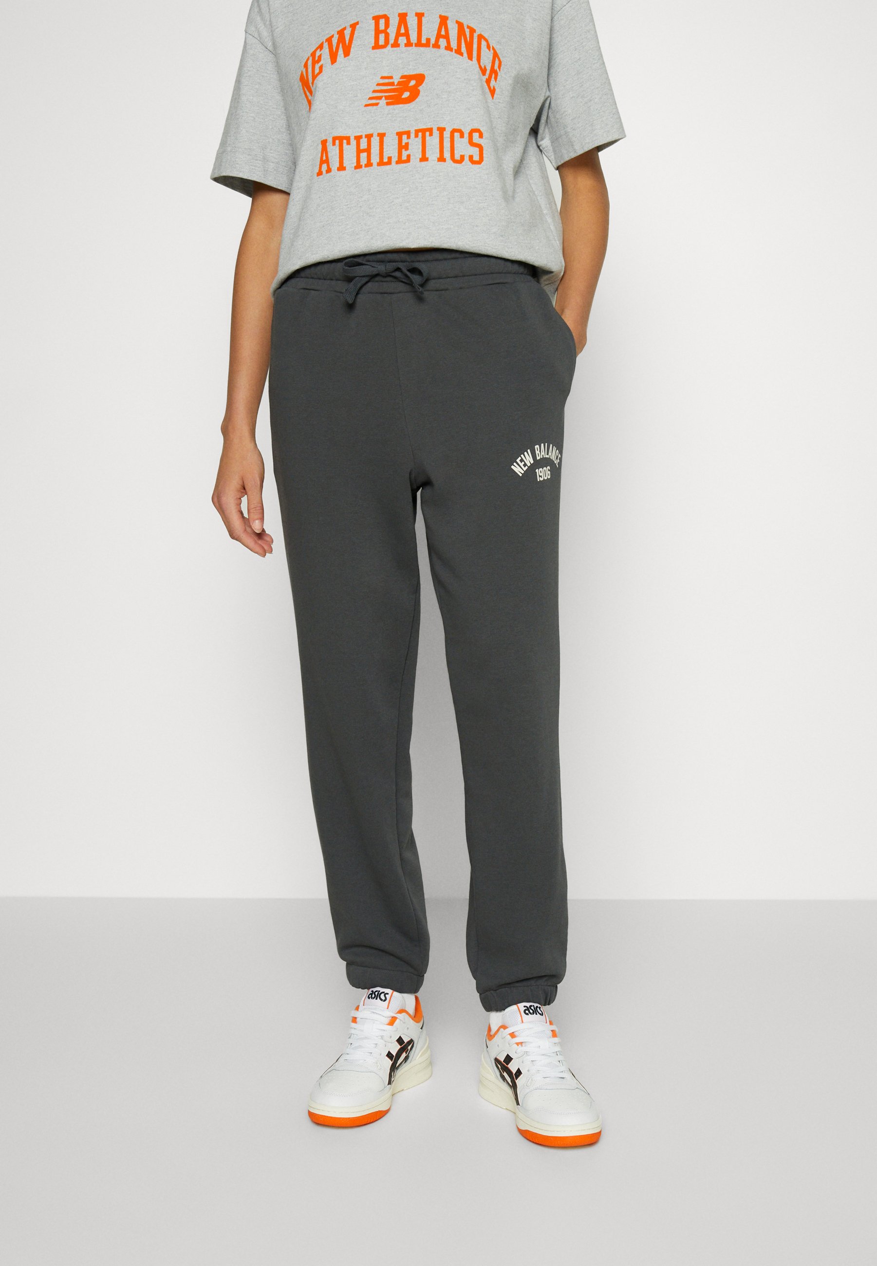 NB ESSENTIALS VARSITY - Tracksuit bottoms - blacktop/black