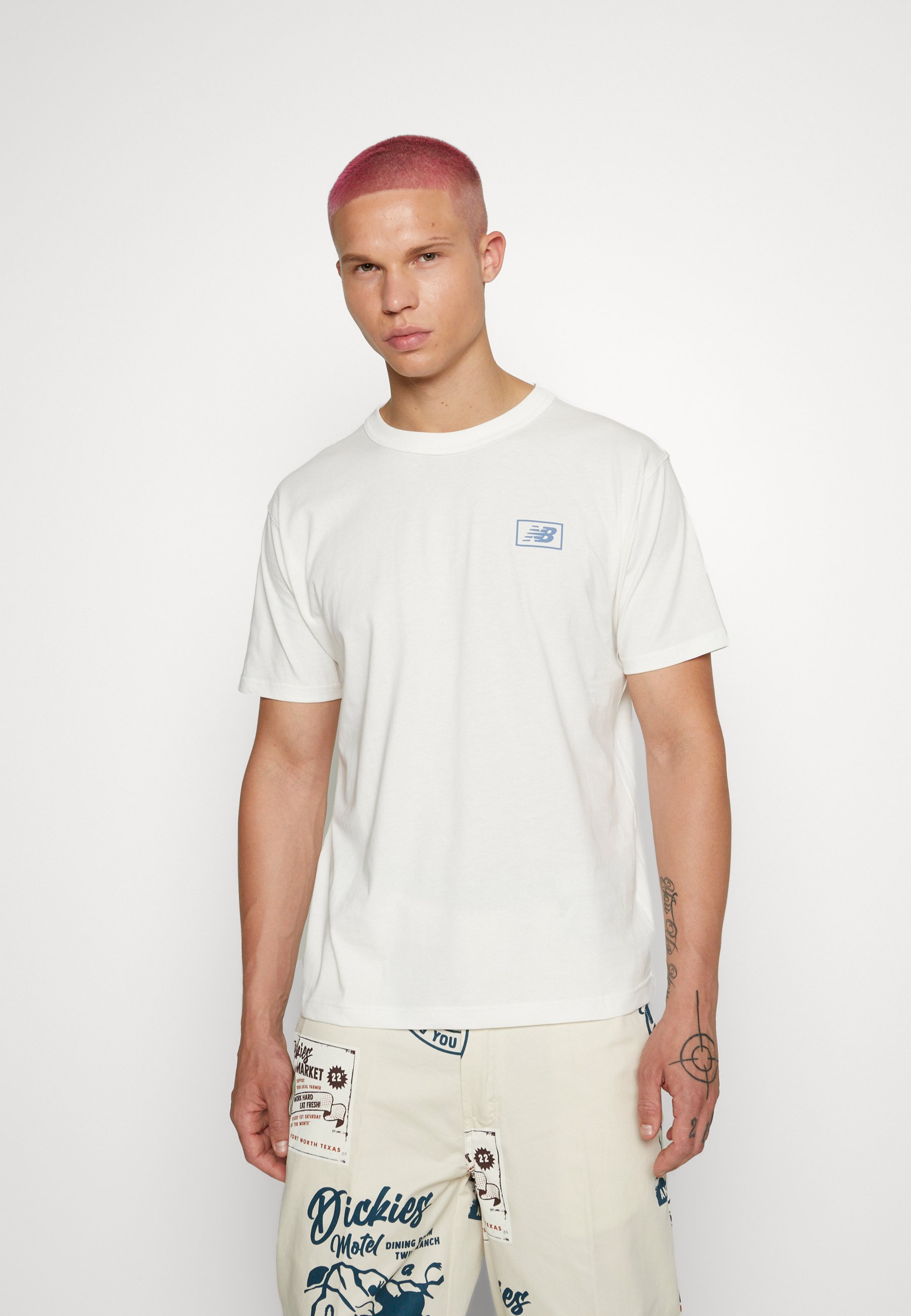 NB ESSENTIALS GRAPHIC - Print T-shirt - sea salt/white