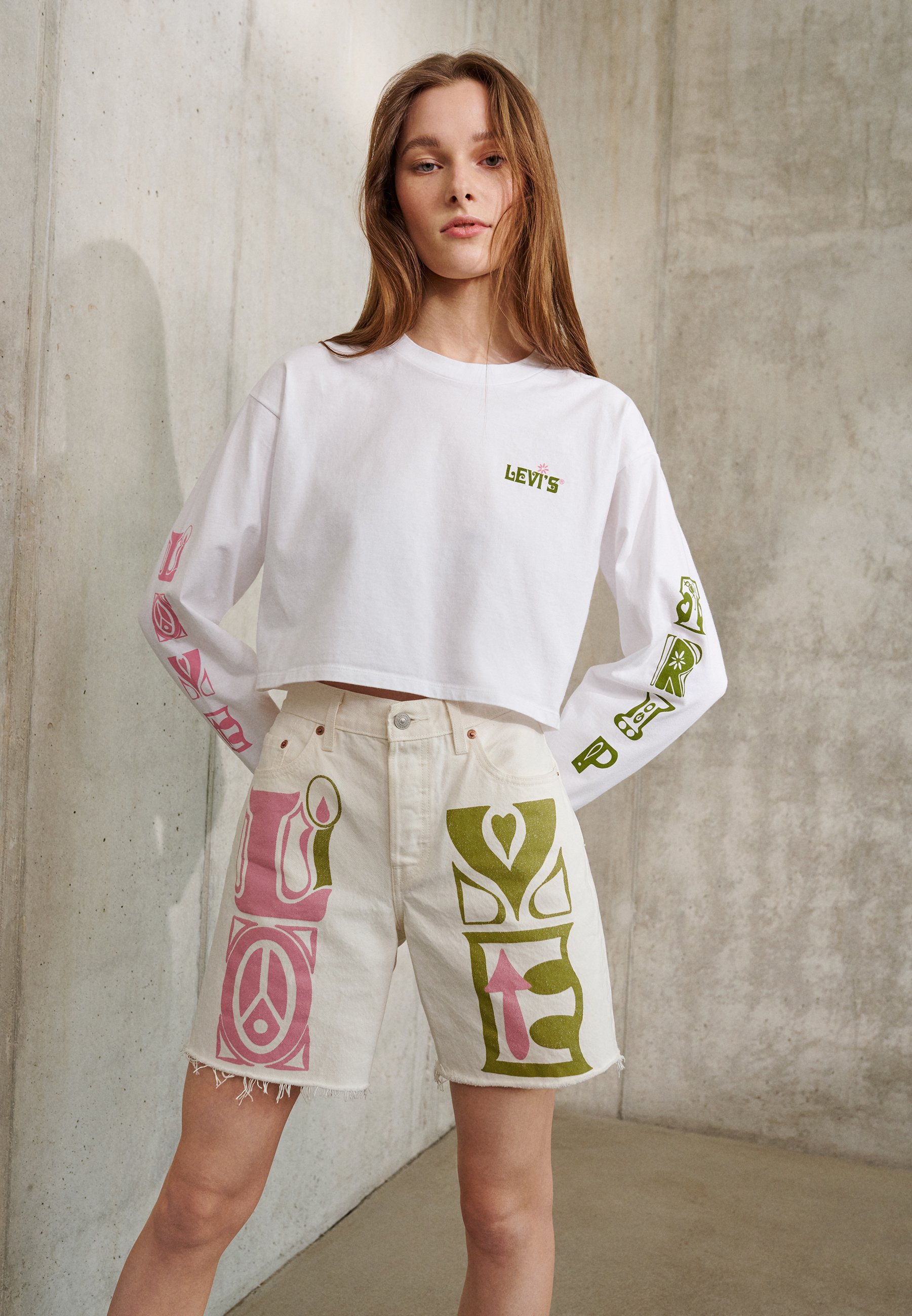 Levi's® GRAPHIC LS CROP REESE- CRAZY LEGS - Long sleeved top - White/white