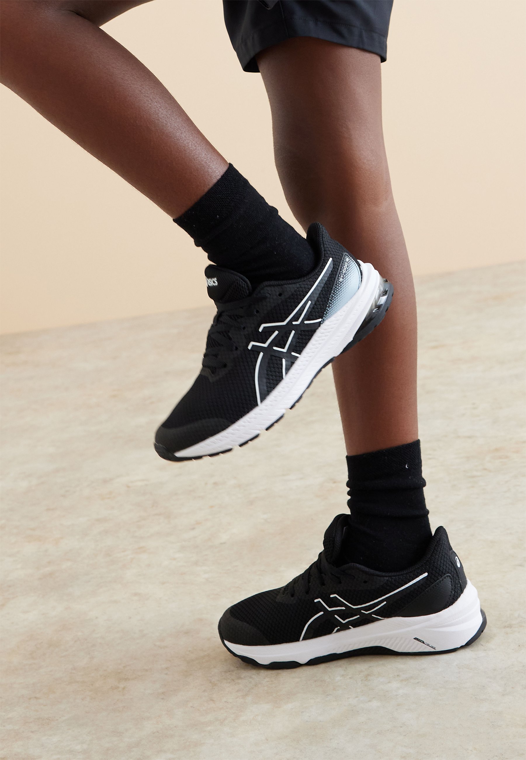ASICS GT-1000 12 UNISEX - Neutral running shoes - black/white/black