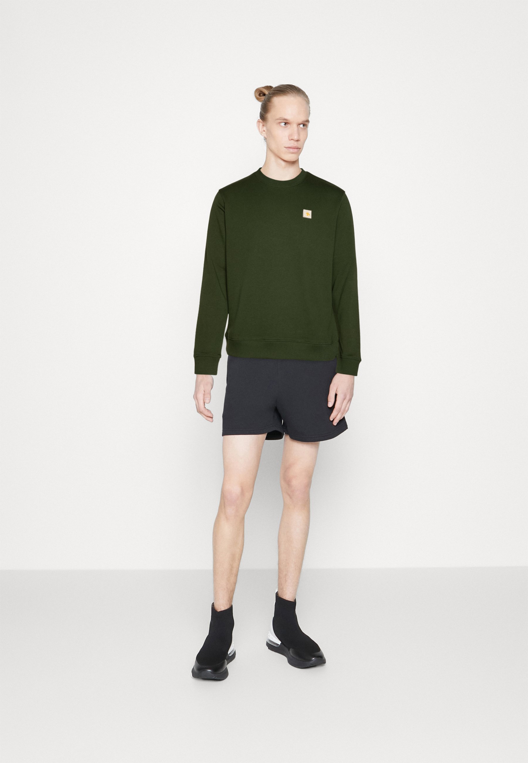 Scotch & Soda ESSENTIALS LOGO BADGE CREW NECK - Sweatshirt - field green/dark green