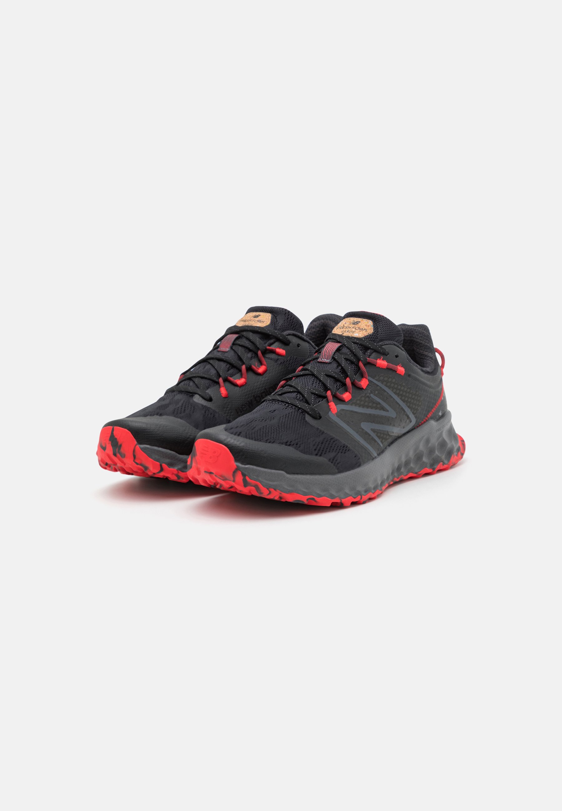 NB FRESH FOAM GAROE V1 - Trail running shoes - black/red/black