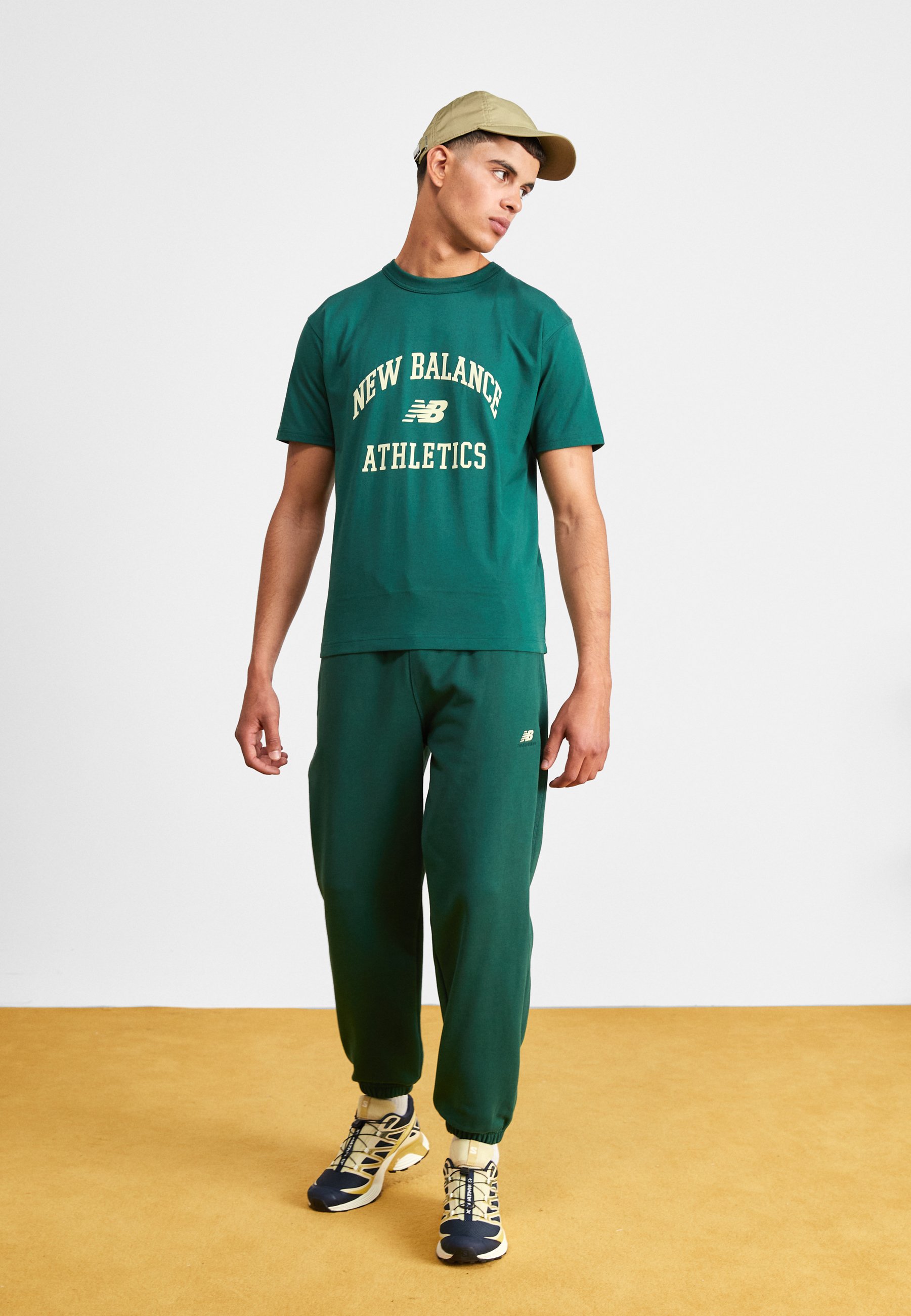 NB ATHLETICS VARSITY GRAPHIC - Print T-shirt - nightwatch green/dark green