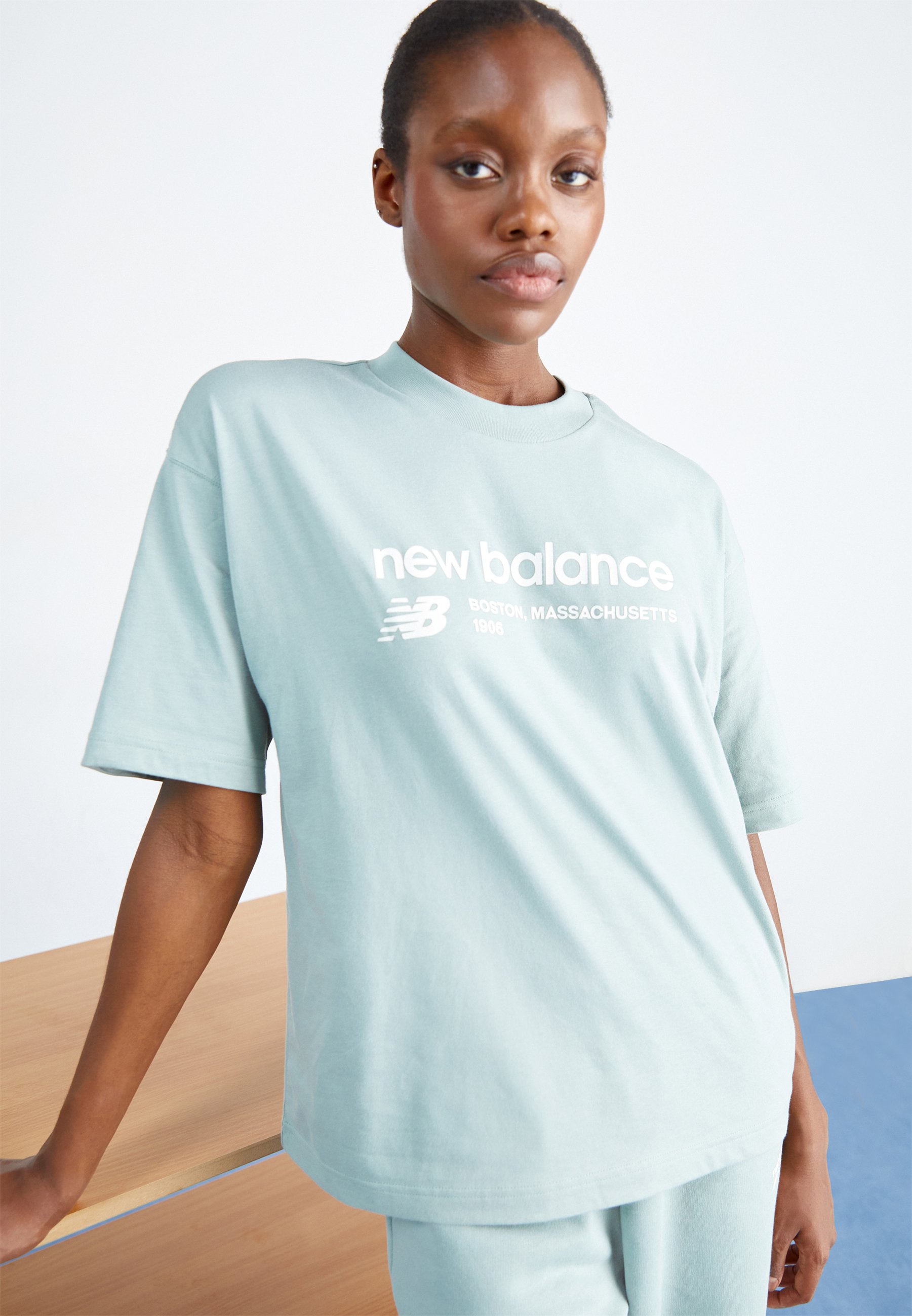 NB LINEAR HERITAGE OVERSIZED - Print T-shirt - juniper/grey