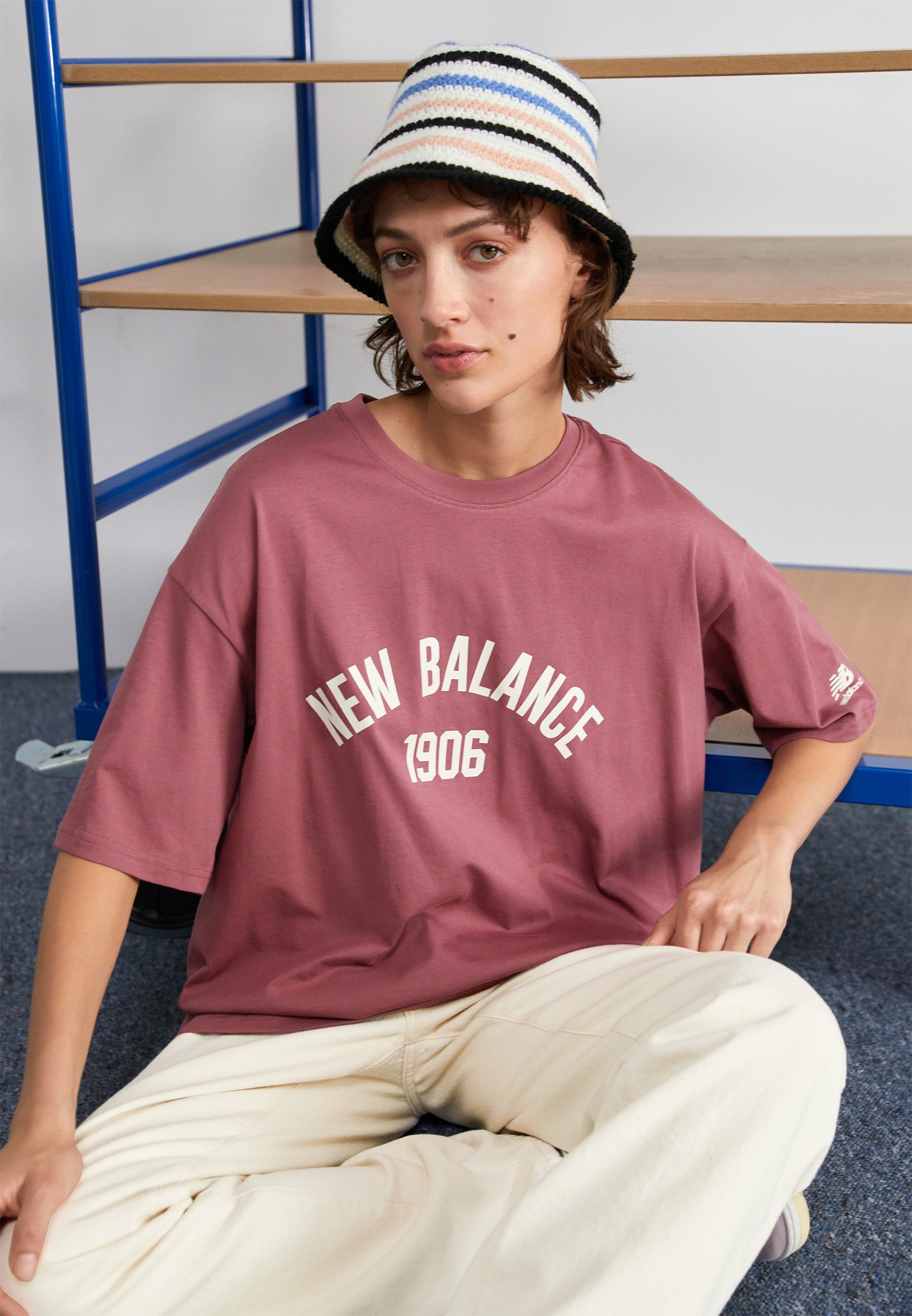 NB ESSENTIALS VARSITY OVERSIZED  - Print T-shirt - washed burgundy/dark red