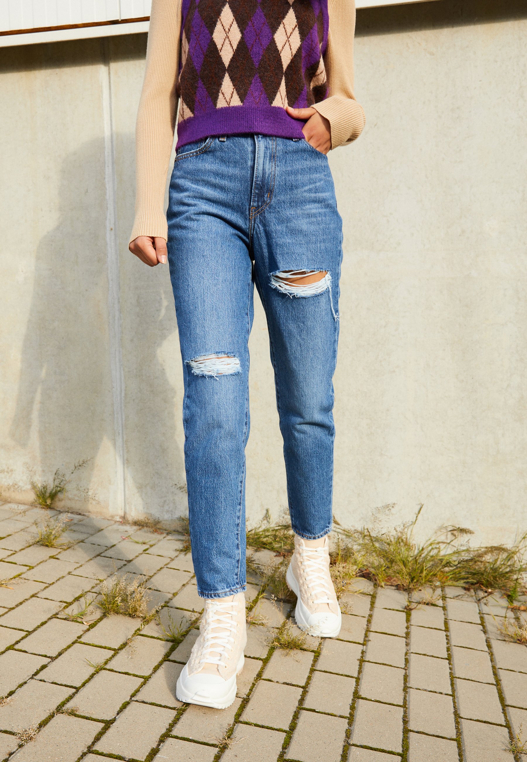 Levi's® HIGH WAISTED MOM - Jeans Tapered Fit - fun mom/destroyed denim