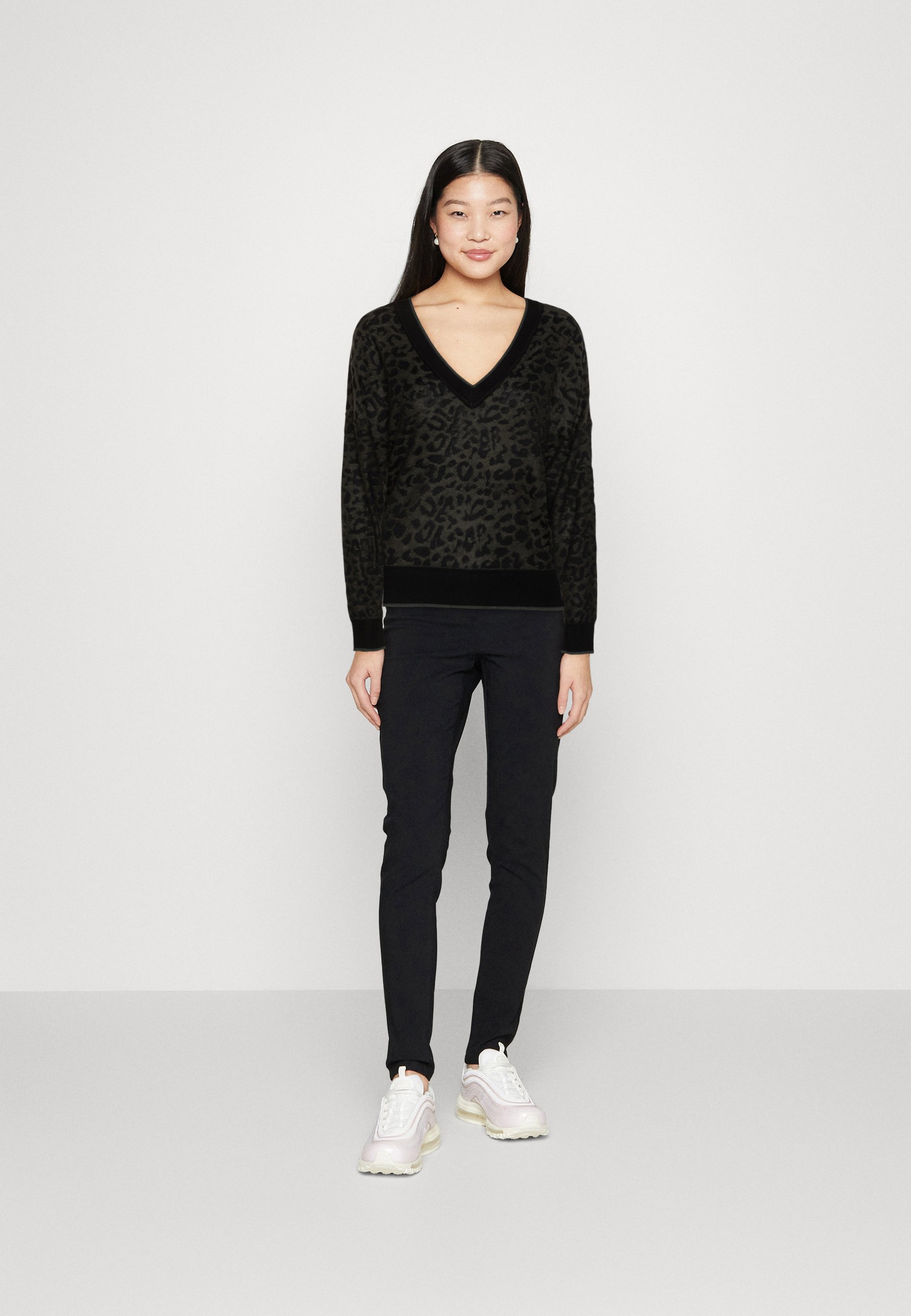Scotch & Soda ANIMAL JACQUARD V NECK - Jumper - military/anthracite