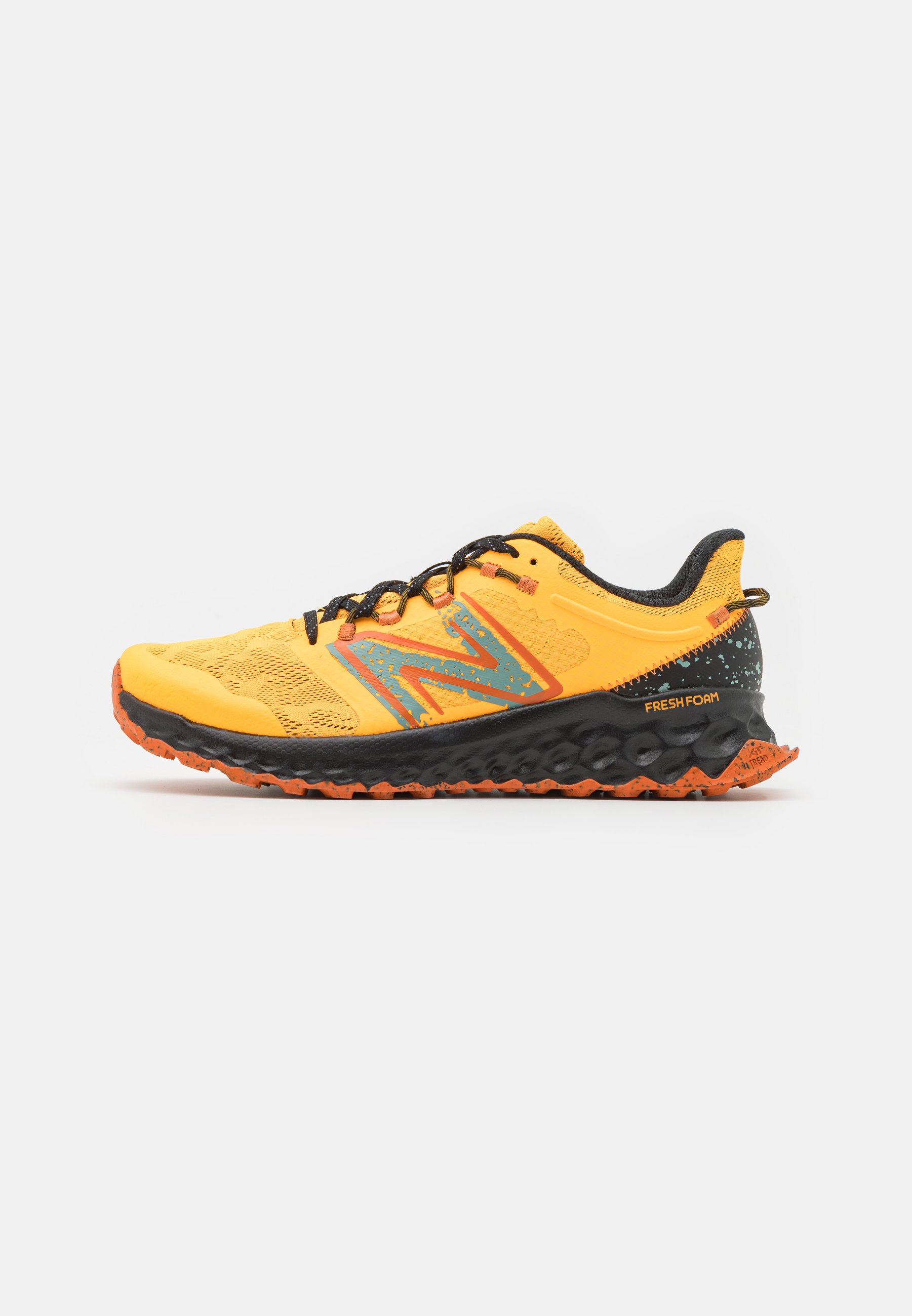 NB FRESH FOAM GAROÉ - Trail running shoes - hot marigold/black