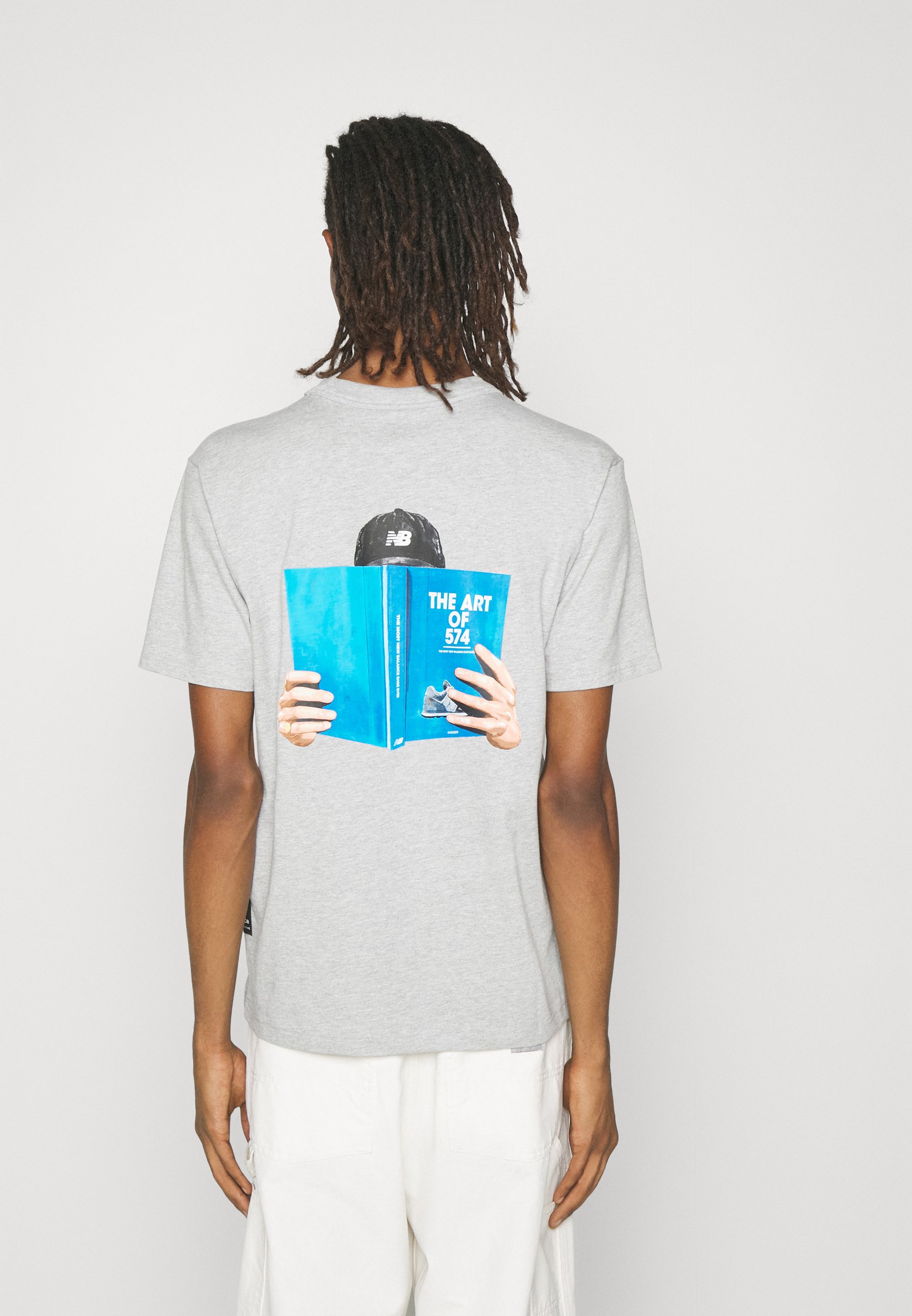NB ATHLETICS WESLEY SHAN LITERATURE  - Print T-shirt - athletic grey/grey