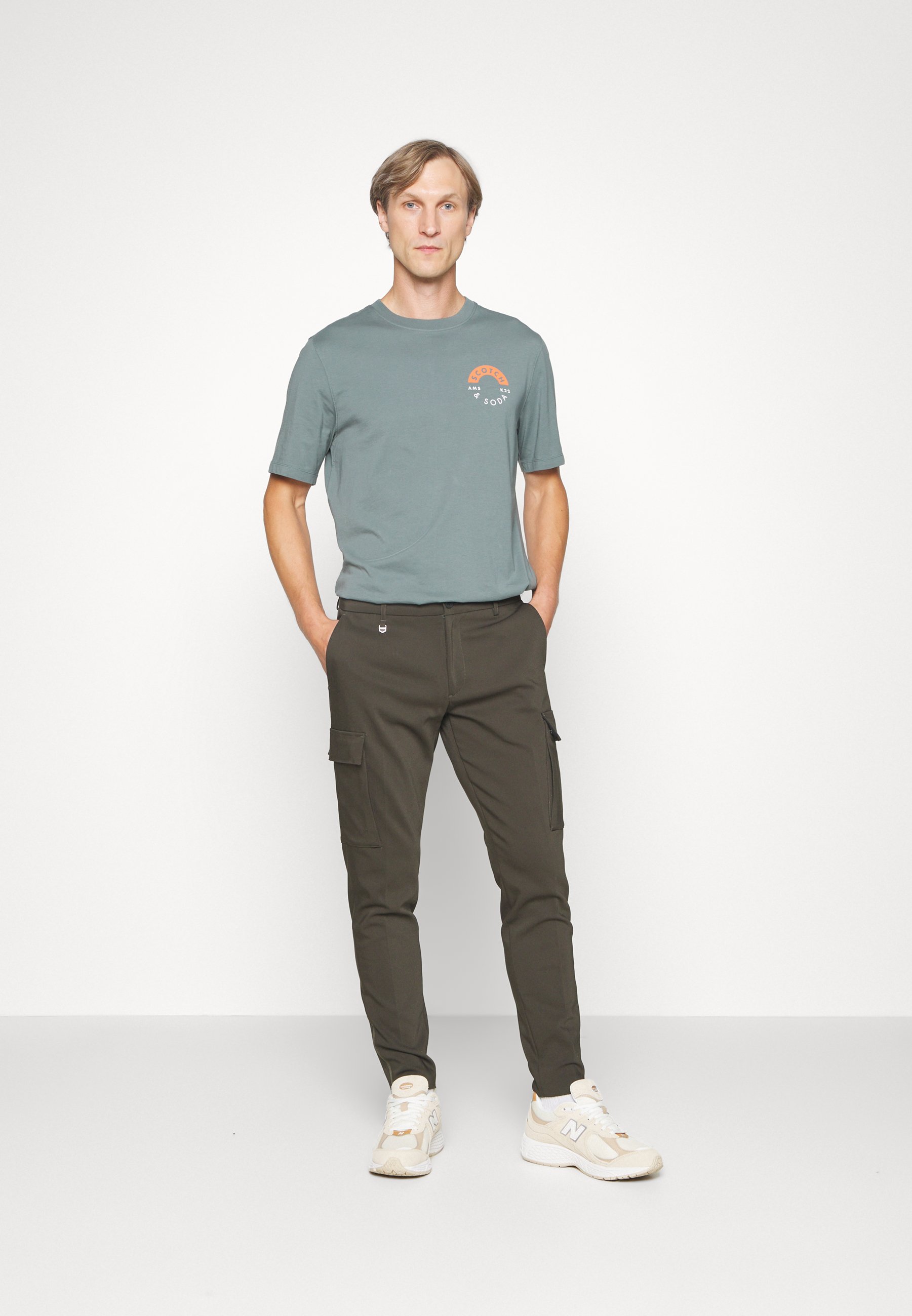 Scotch & Soda LOGO CHEST PRINTED CREWNECK TEE - Print T-shirt - tanne/evergreen